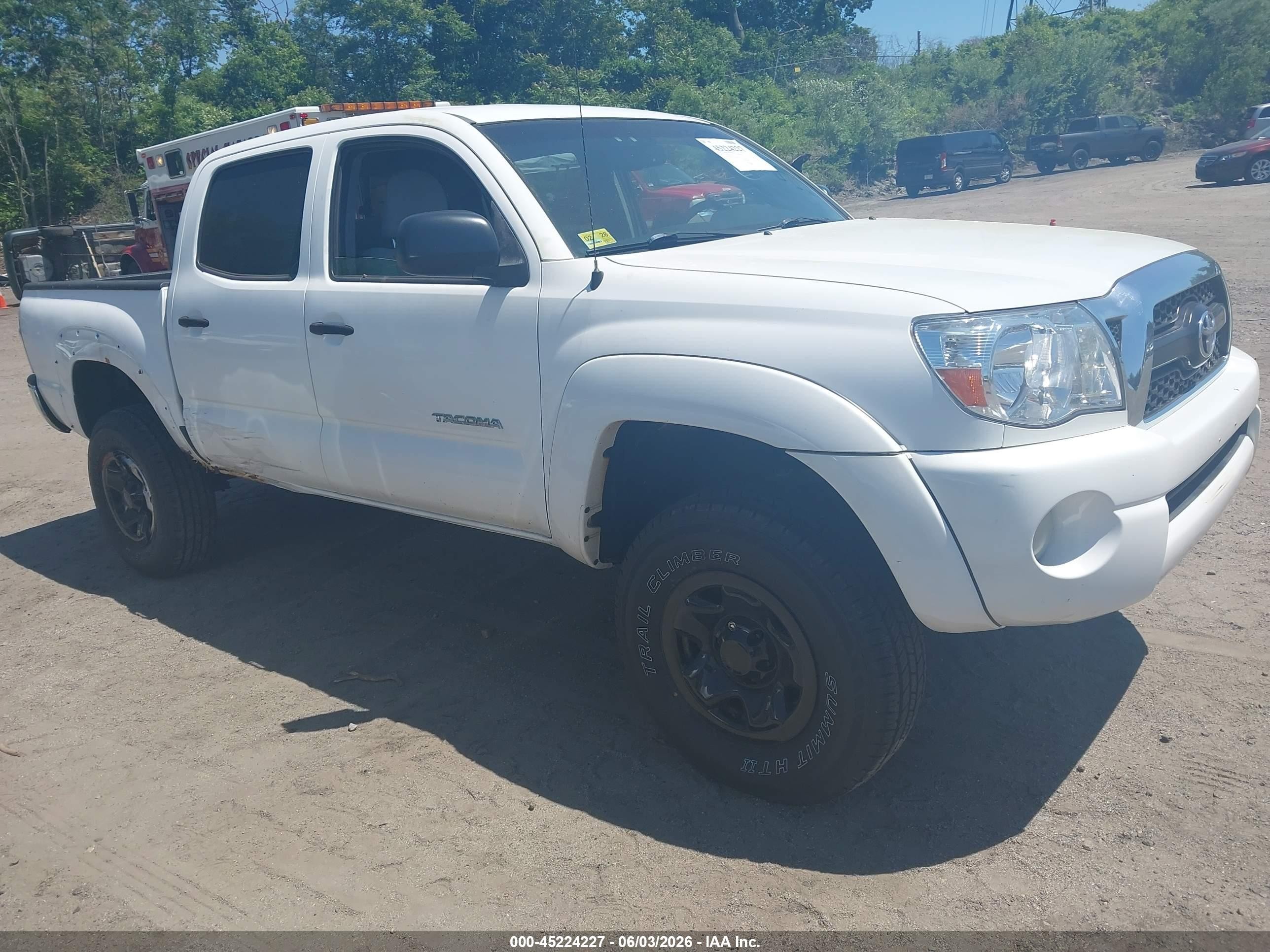 2011 Toyota Tacoma Base V6 White vin: 3TMLU4ENXBM076743