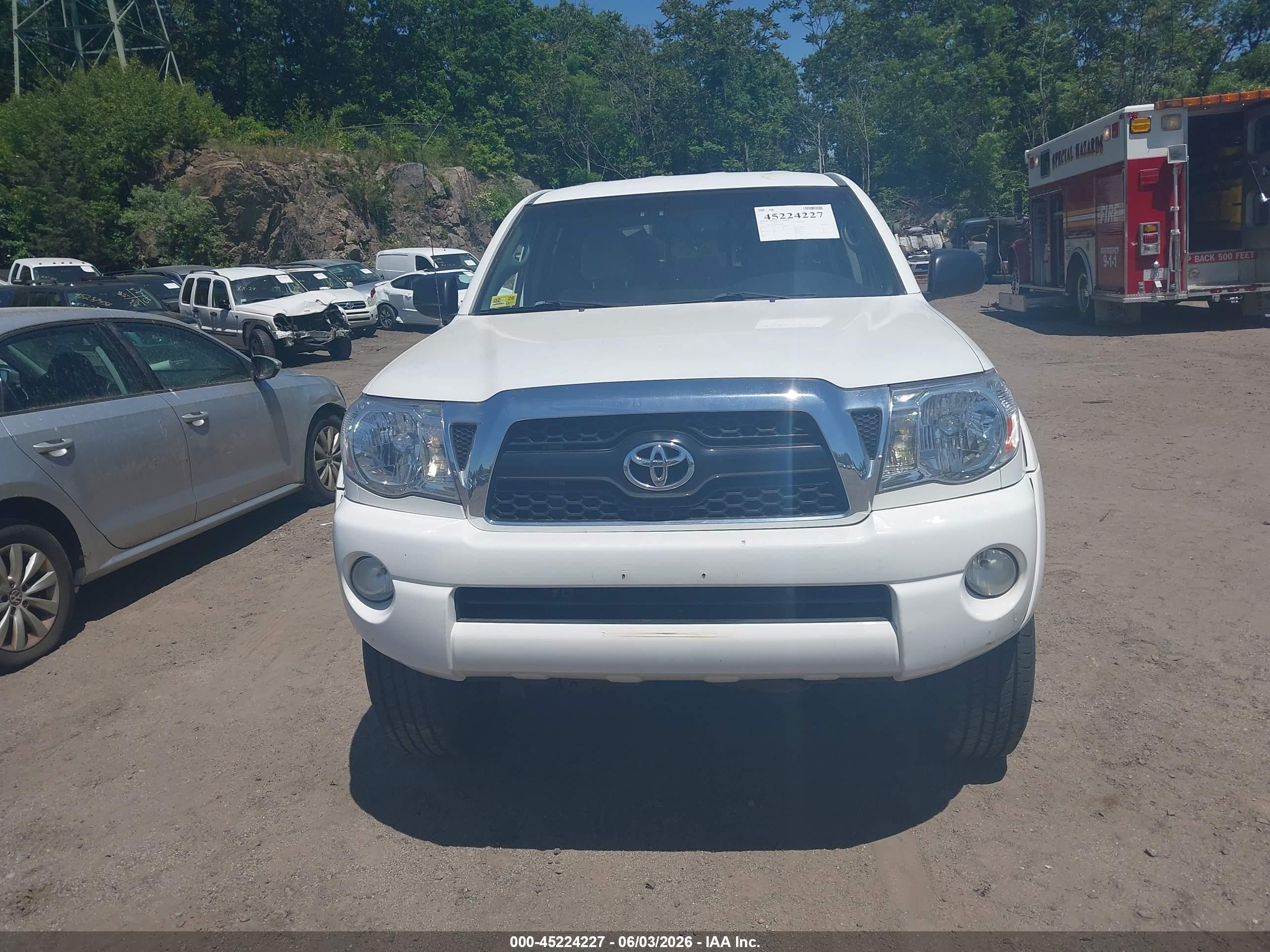 2011 Toyota Tacoma Base V6 White vin: 3TMLU4ENXBM076743
