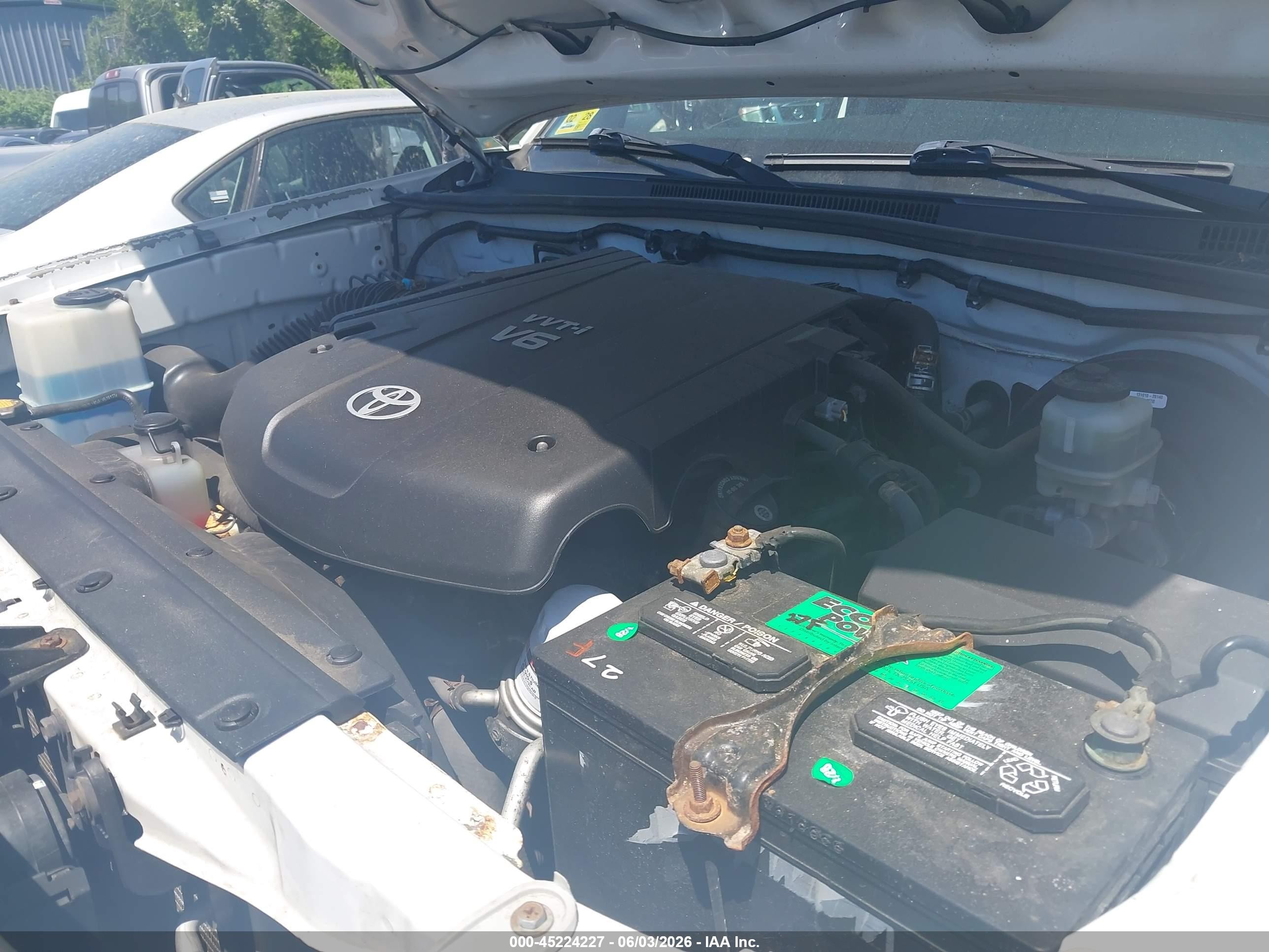 2011 Toyota Tacoma Base V6 White vin: 3TMLU4ENXBM076743