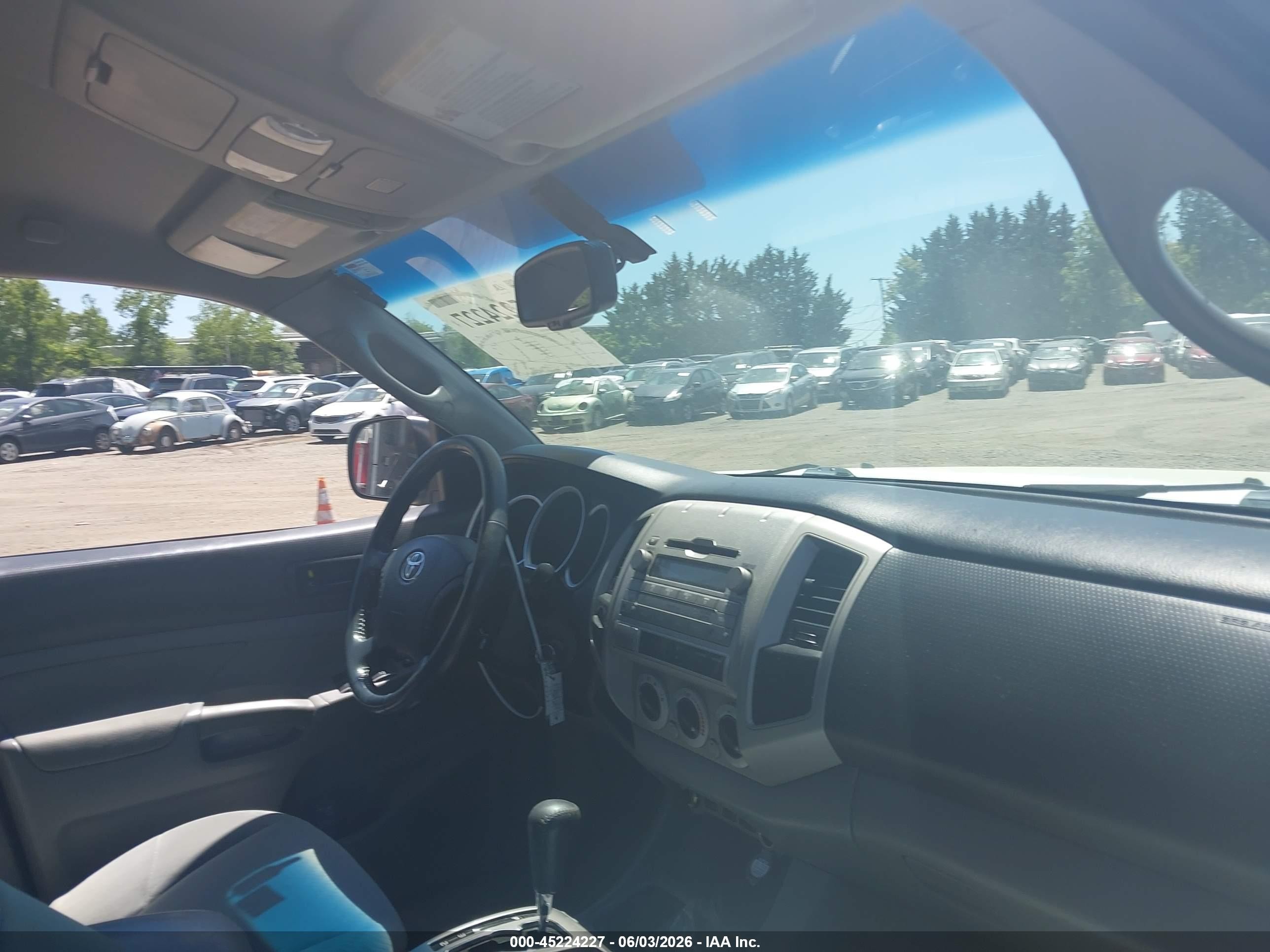 2011 Toyota Tacoma Base V6 White vin: 3TMLU4ENXBM076743