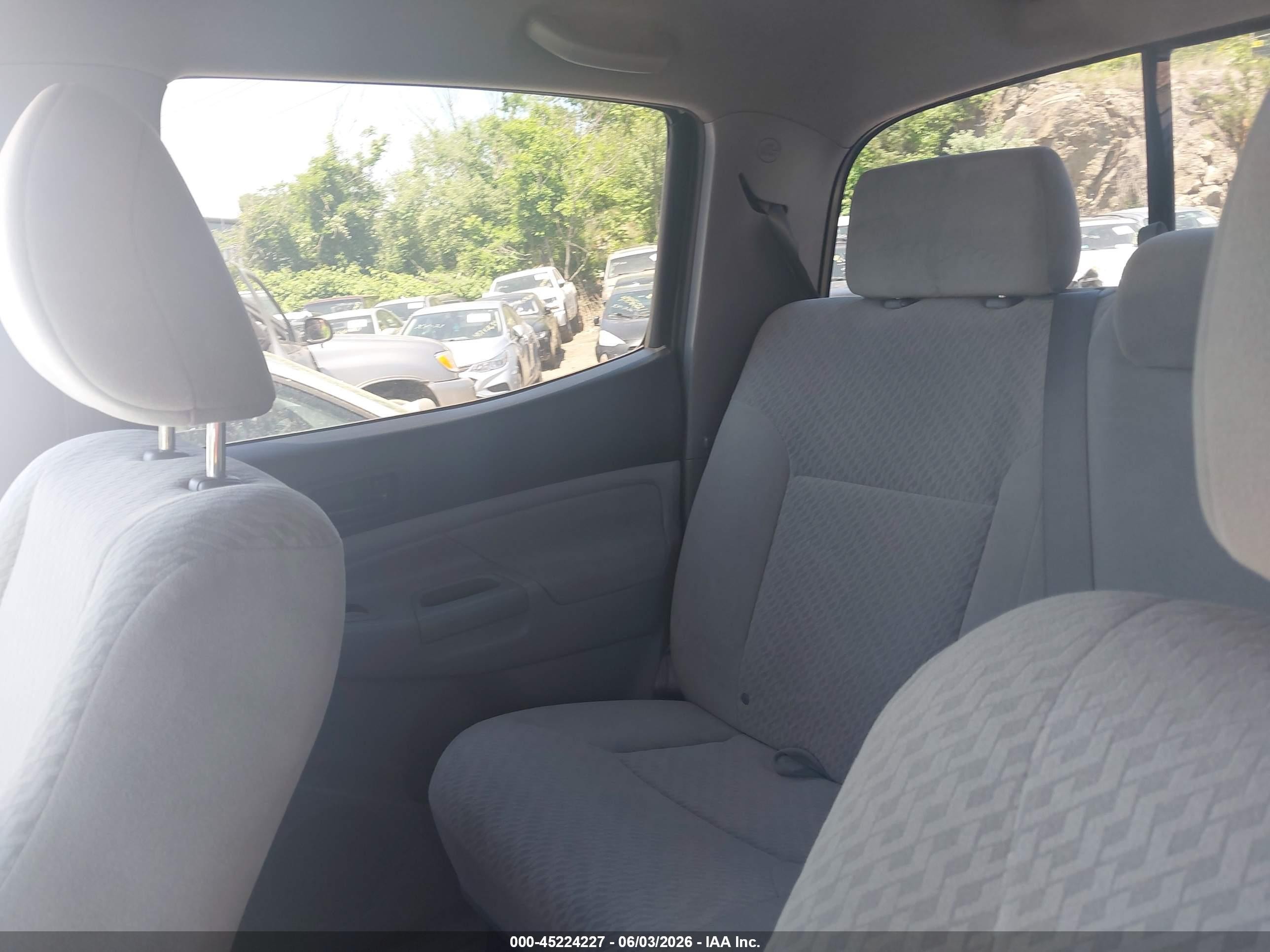 2011 Toyota Tacoma Base V6 White vin: 3TMLU4ENXBM076743