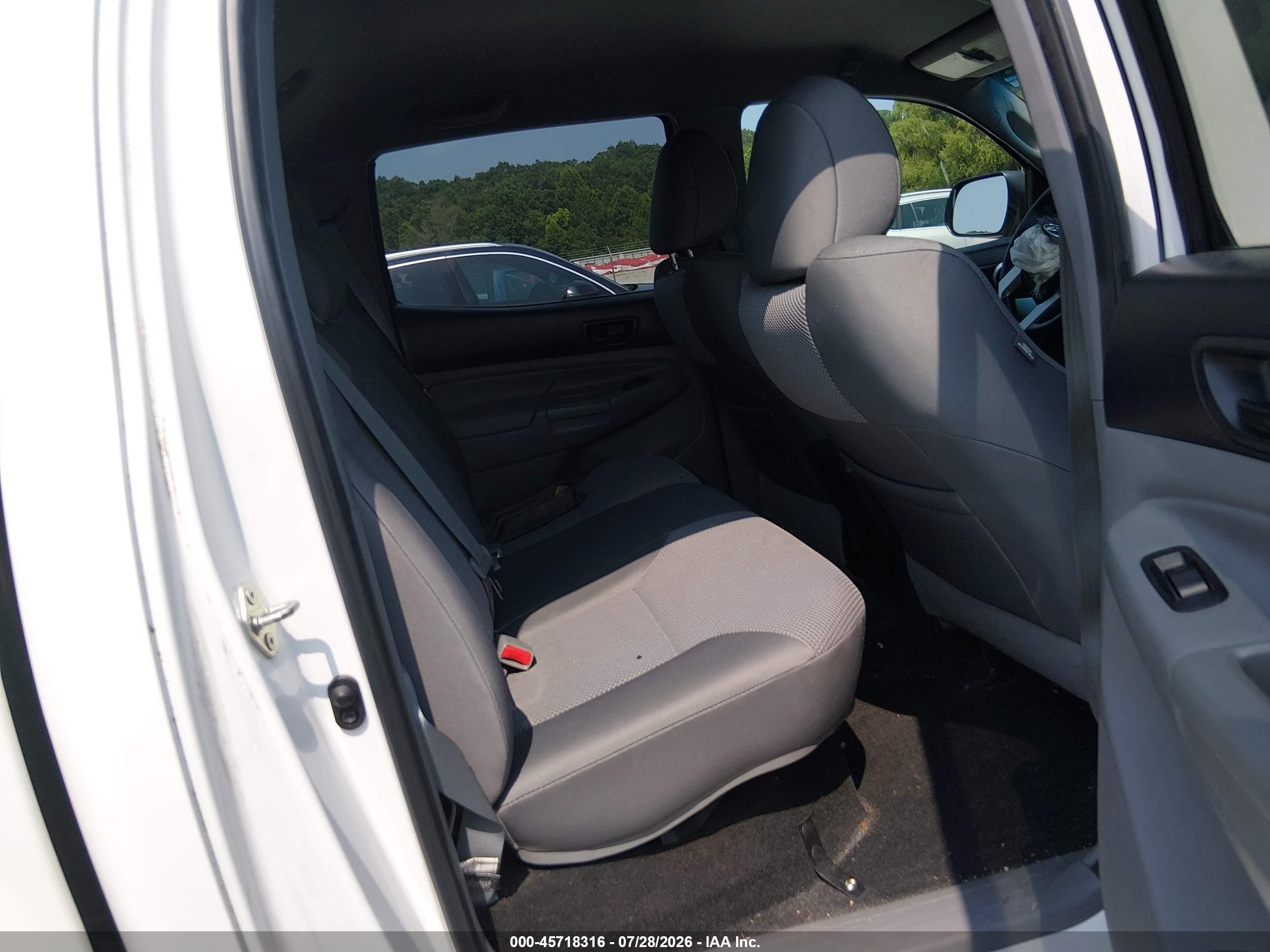 2014 Toyota Tacoma Base V6 White vin: 3TMLU4ENXEM154362