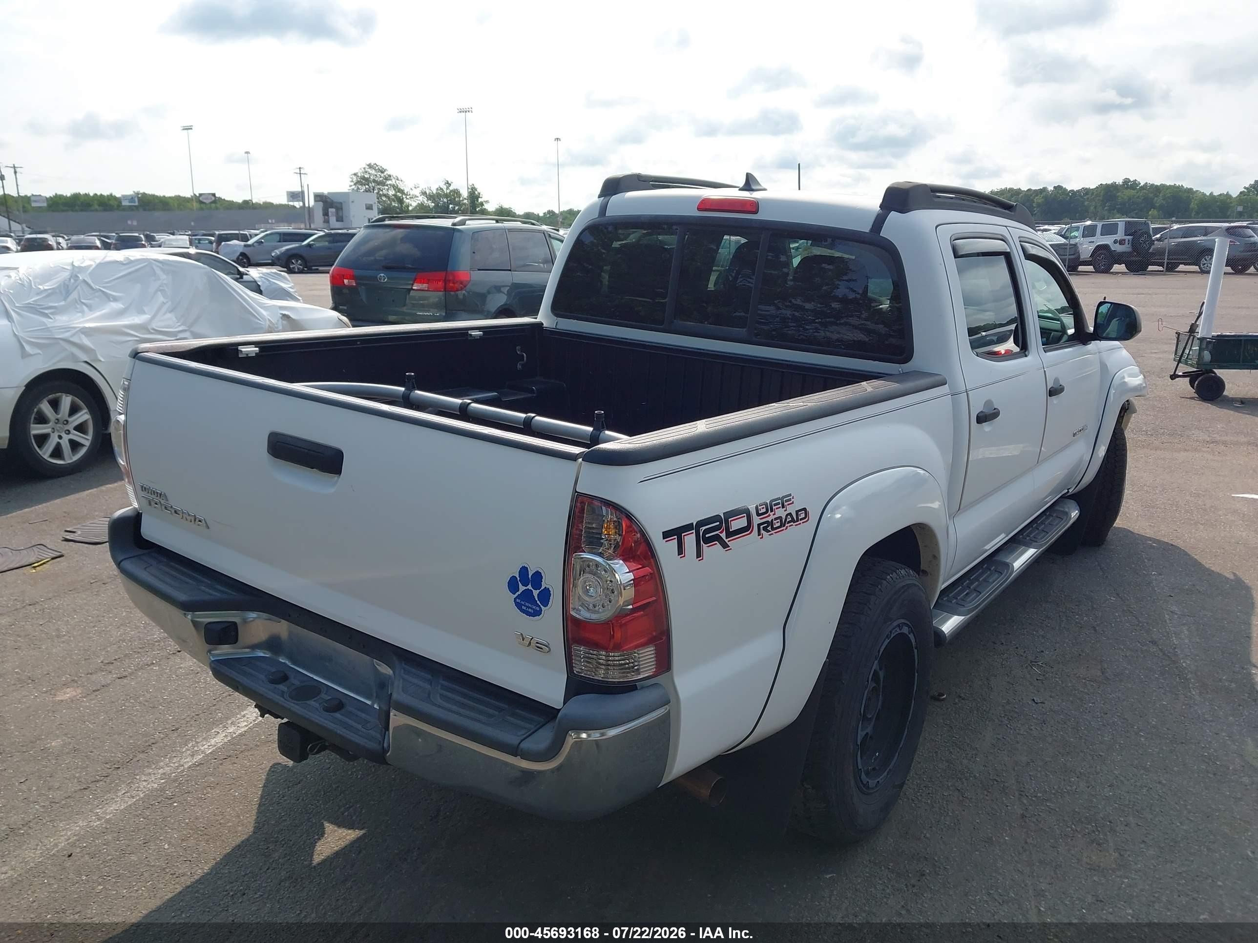 2015 Toyota Tacoma Base V6 White vin: 3TMLU4ENXFM166027