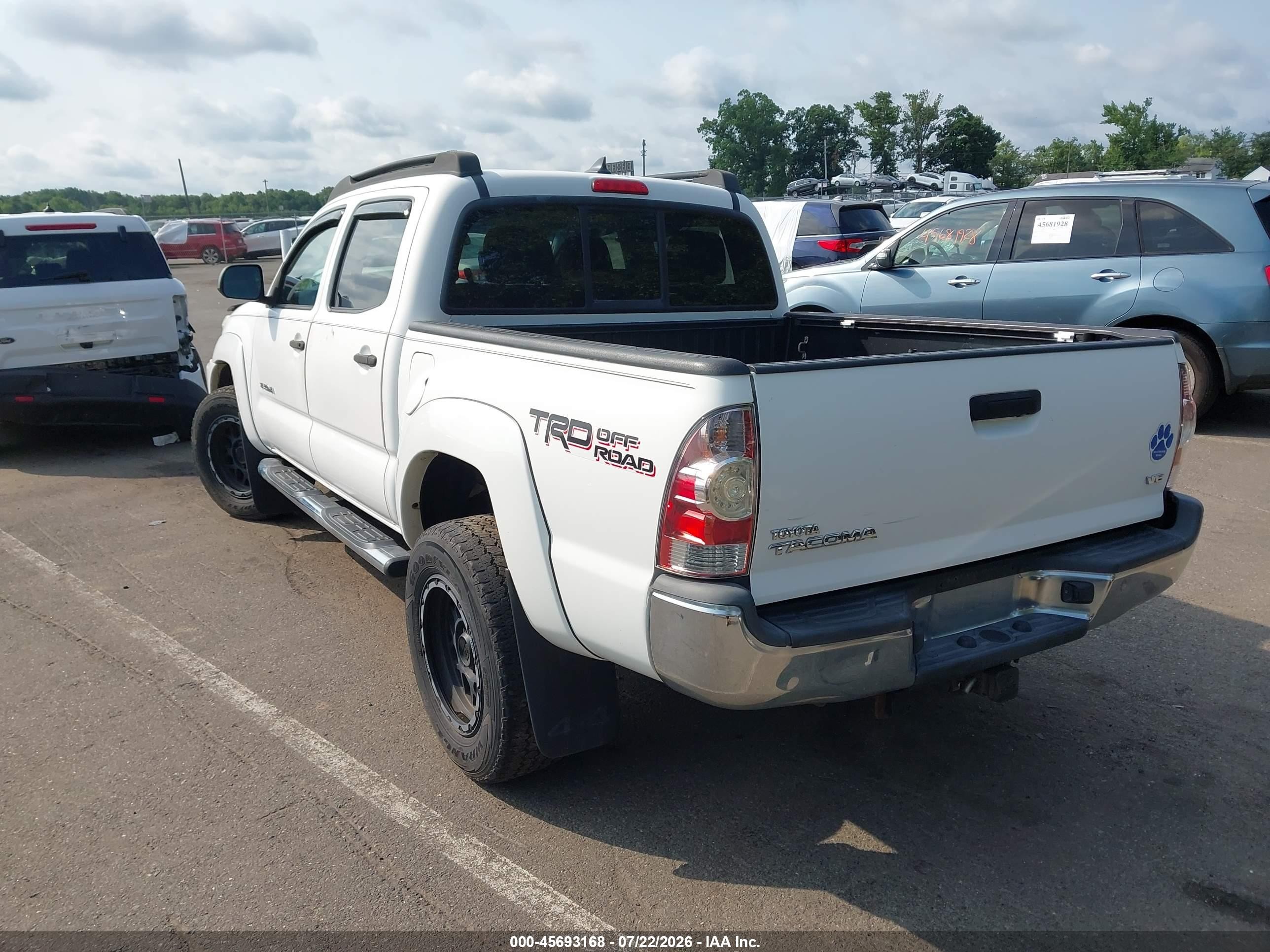 2015 Toyota Tacoma Base V6 White vin: 3TMLU4ENXFM166027