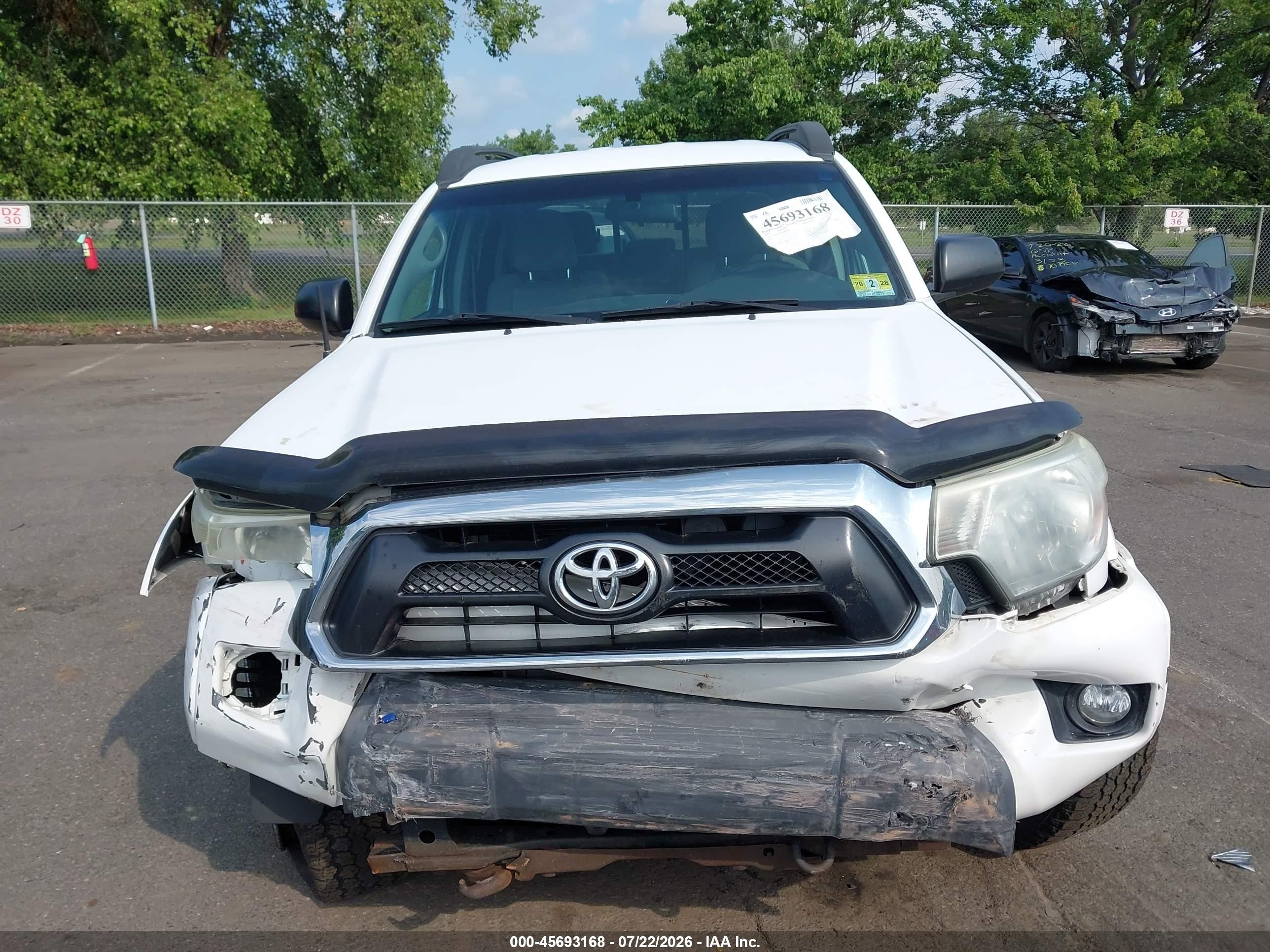 2015 Toyota Tacoma Base V6 White vin: 3TMLU4ENXFM166027