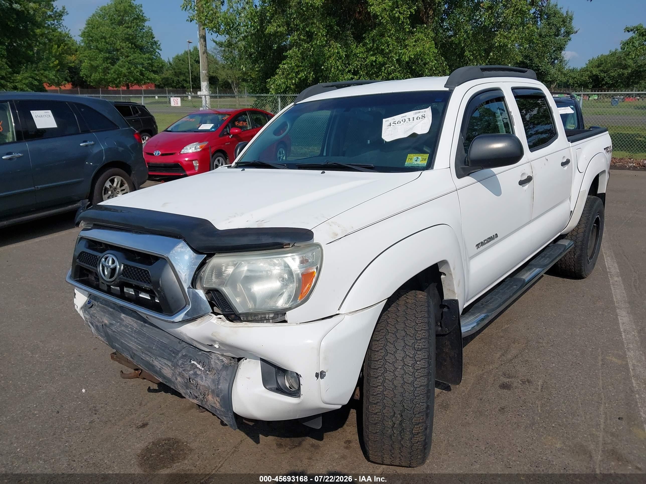 2015 Toyota Tacoma Base V6 White vin: 3TMLU4ENXFM166027