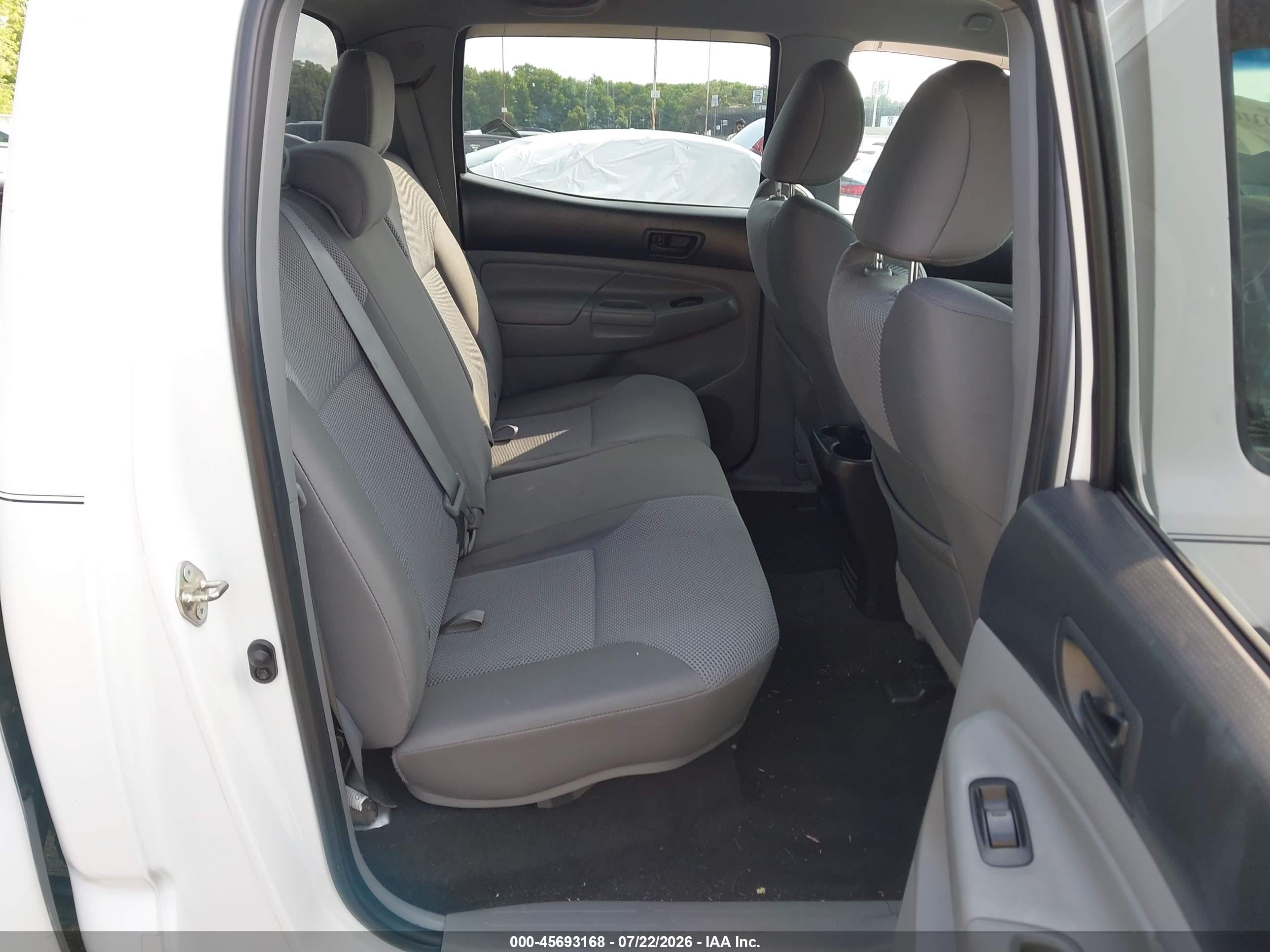 2015 Toyota Tacoma Base V6 White vin: 3TMLU4ENXFM166027
