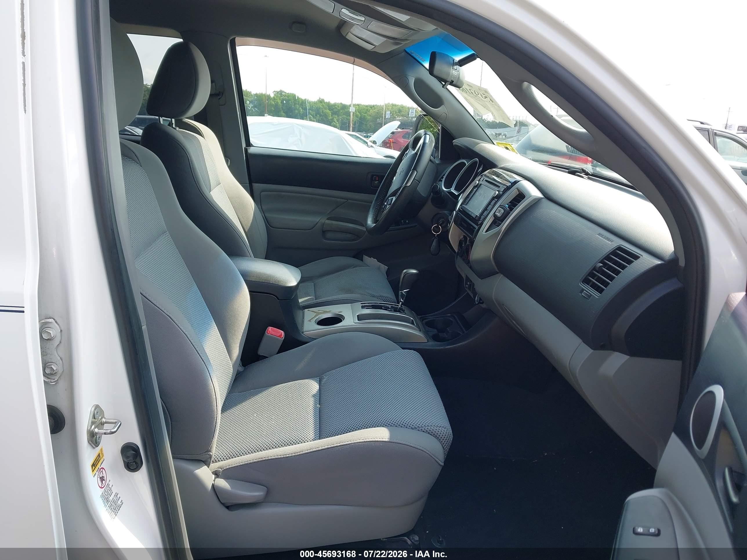 2015 Toyota Tacoma Base V6 White vin: 3TMLU4ENXFM166027
