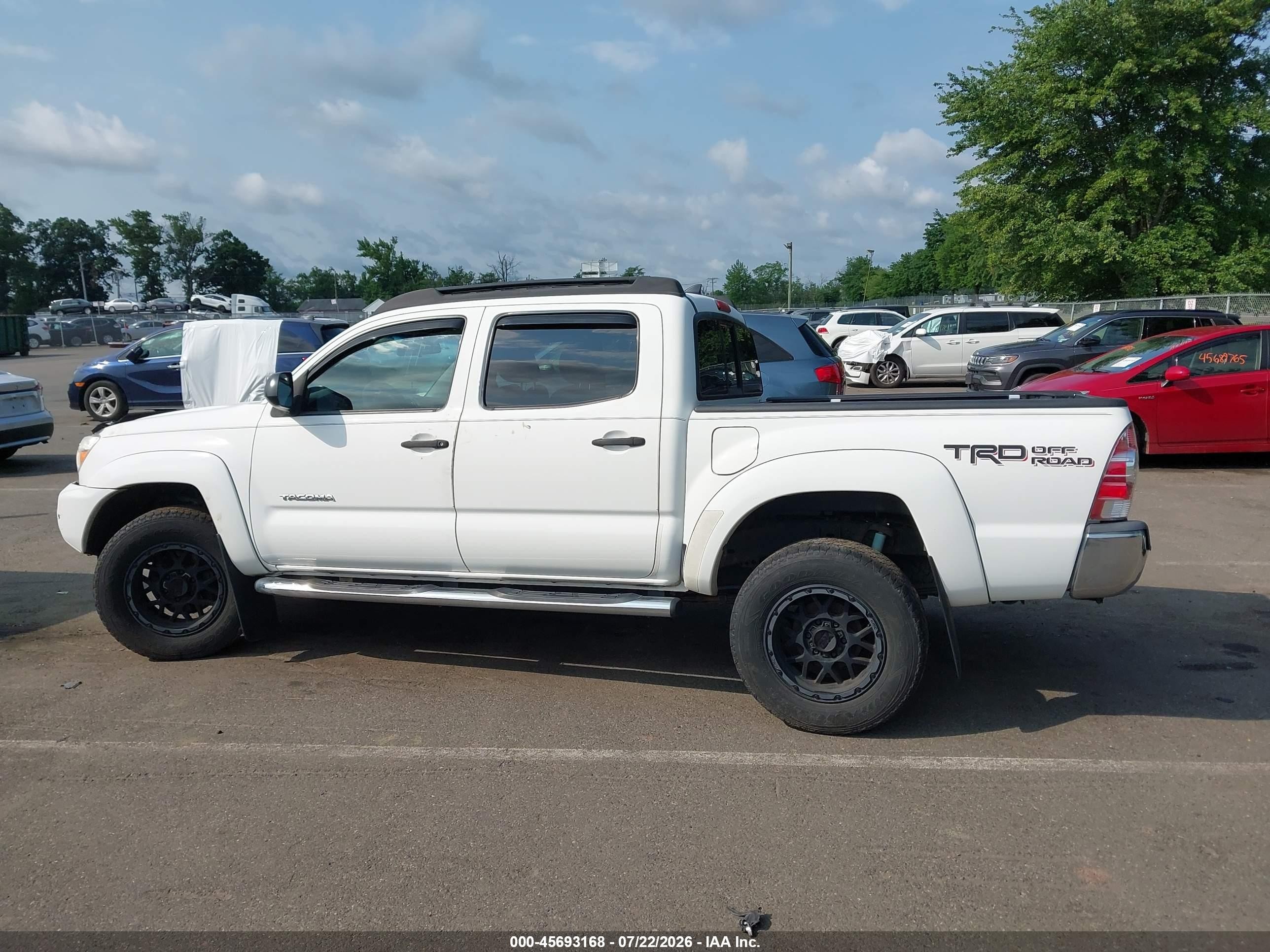 2015 Toyota Tacoma Base V6 White vin: 3TMLU4ENXFM166027