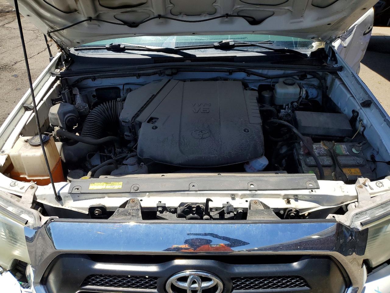 2015 Toyota Tacoma V6 White vin: 3TMLU4ENXFM199481
