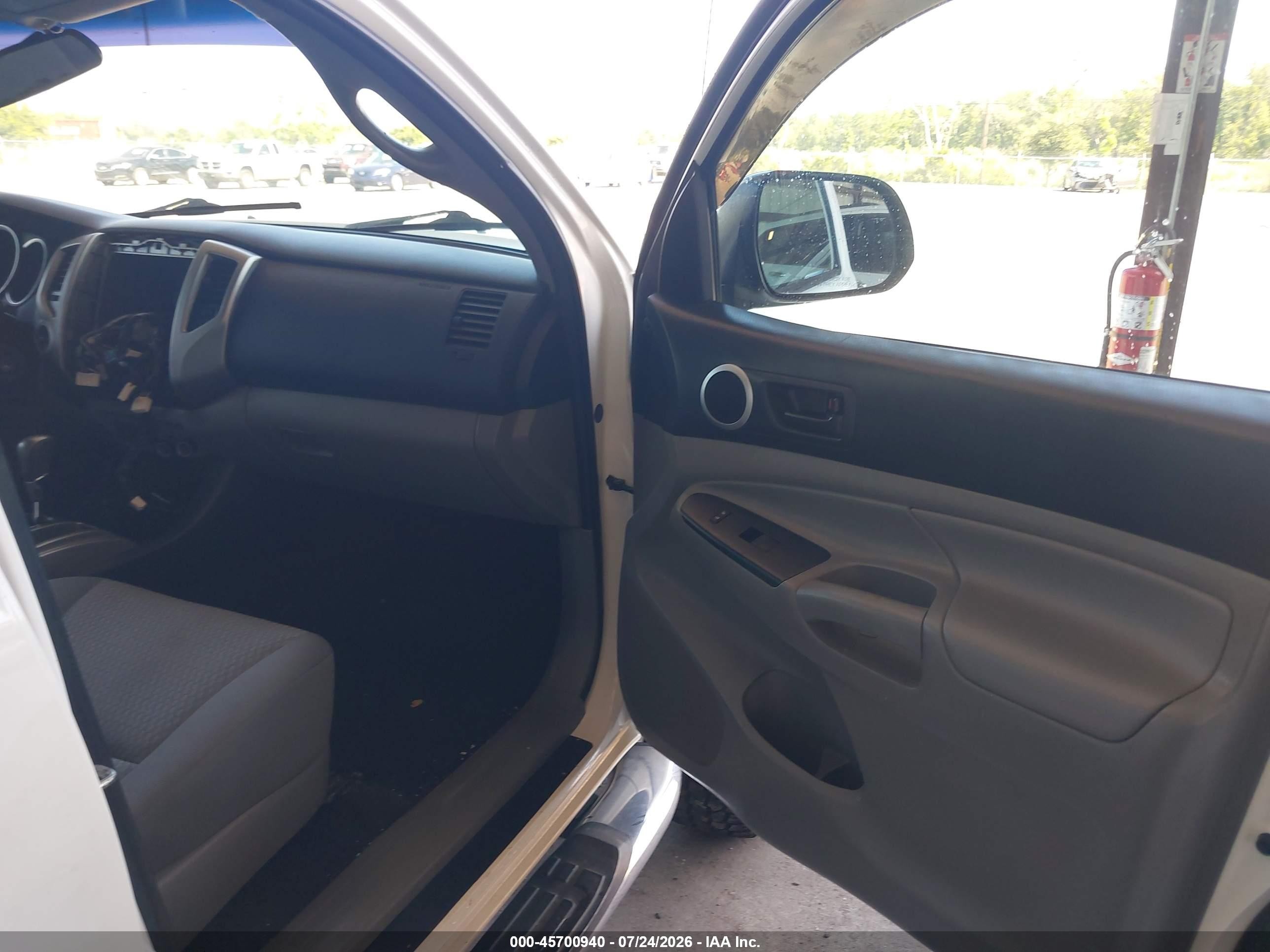 2015 Toyota Tacoma Base V6 White vin: 3TMLU4ENXFM203741