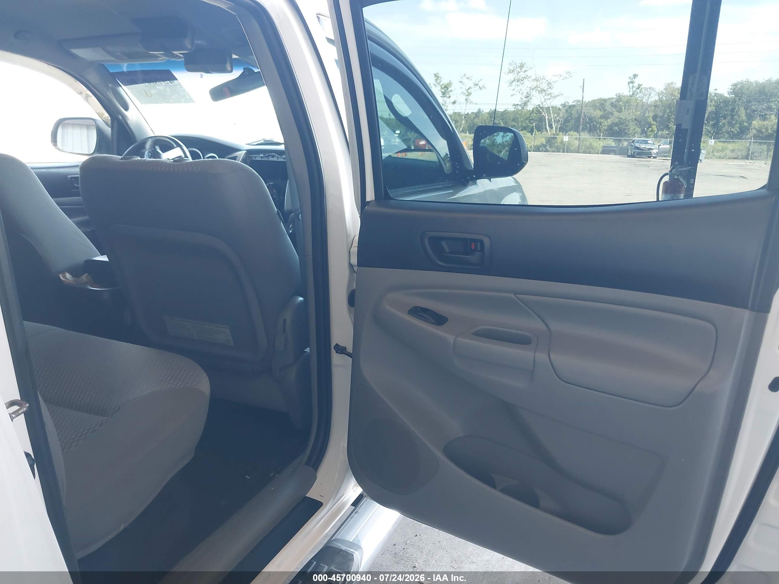 2015 Toyota Tacoma Base V6 White vin: 3TMLU4ENXFM203741