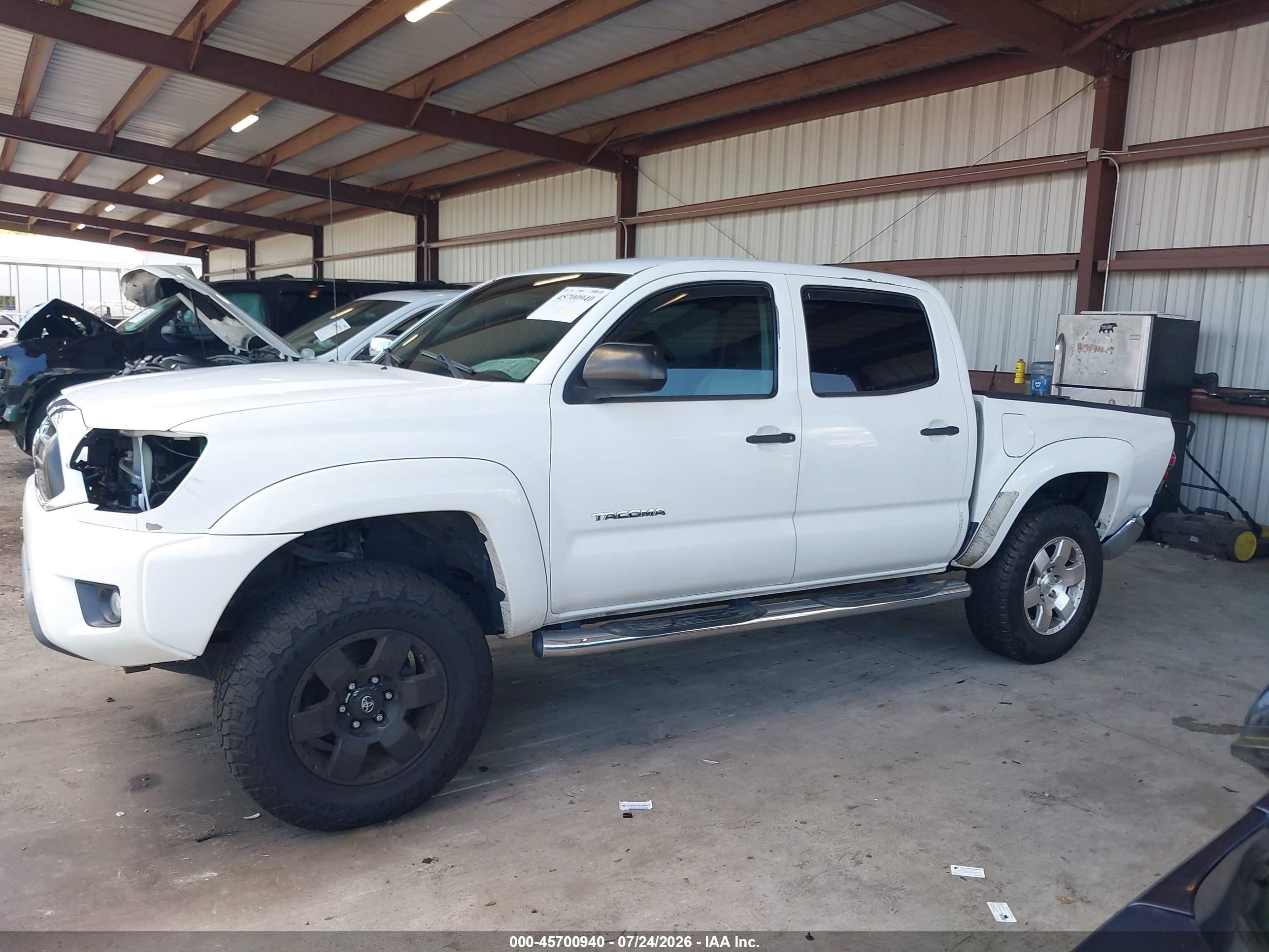 2015 Toyota Tacoma Base V6 White vin: 3TMLU4ENXFM203741