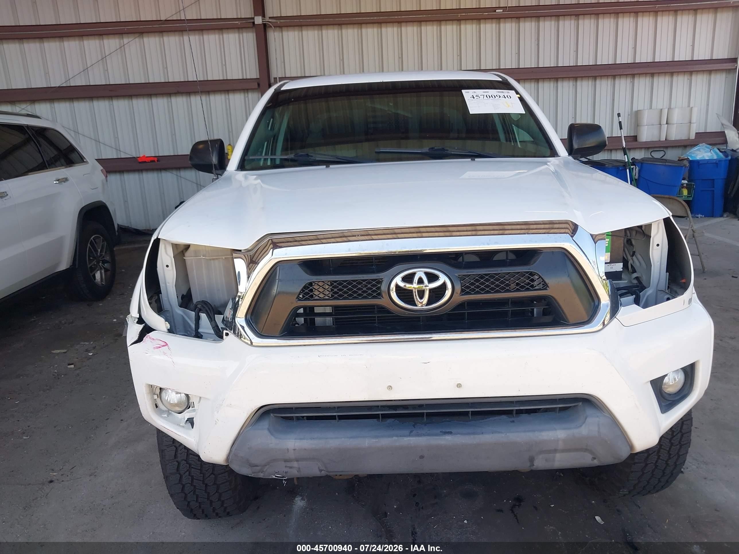 2015 Toyota Tacoma Base V6 White vin: 3TMLU4ENXFM203741