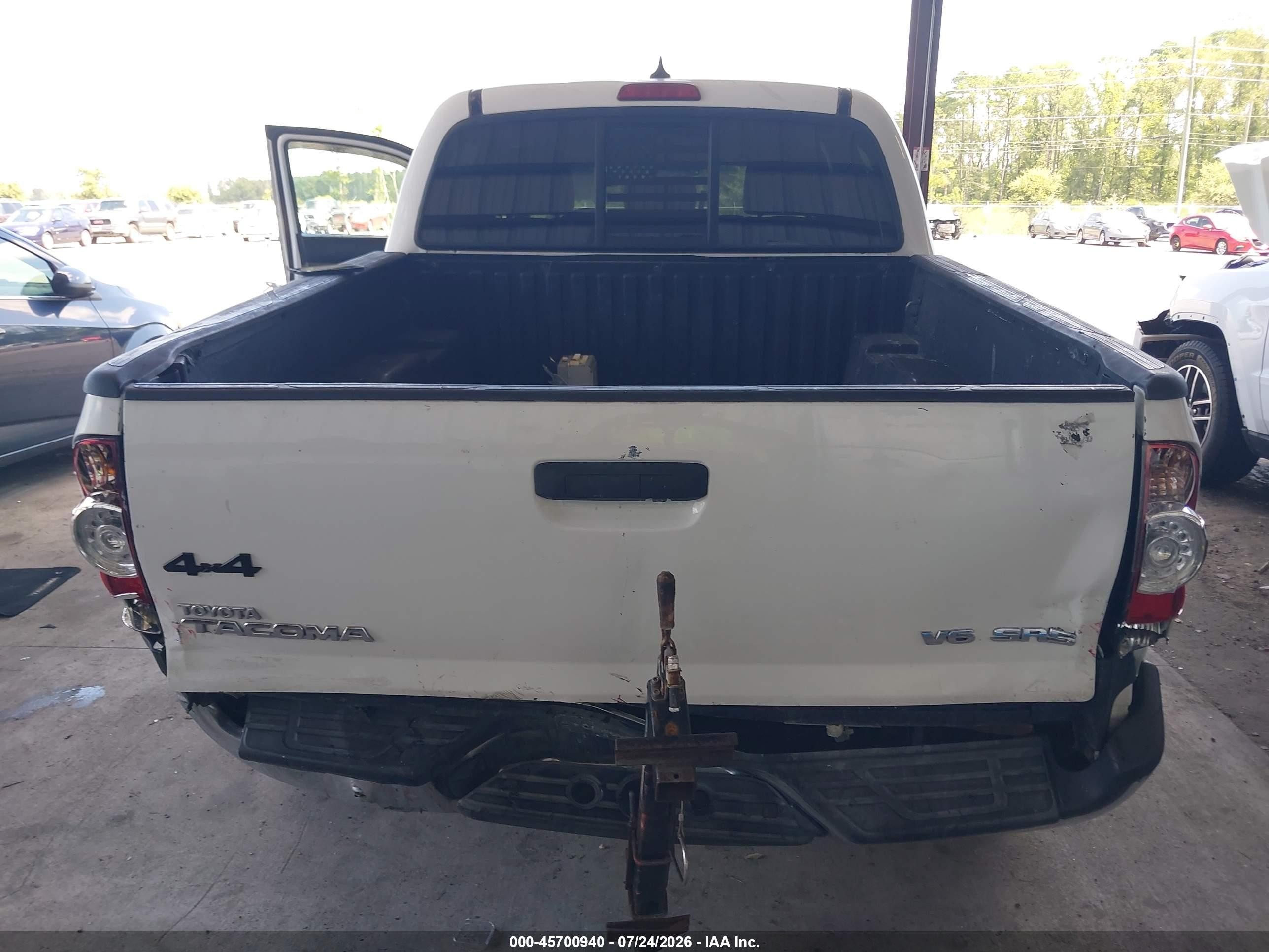 2015 Toyota Tacoma Base V6 White vin: 3TMLU4ENXFM203741