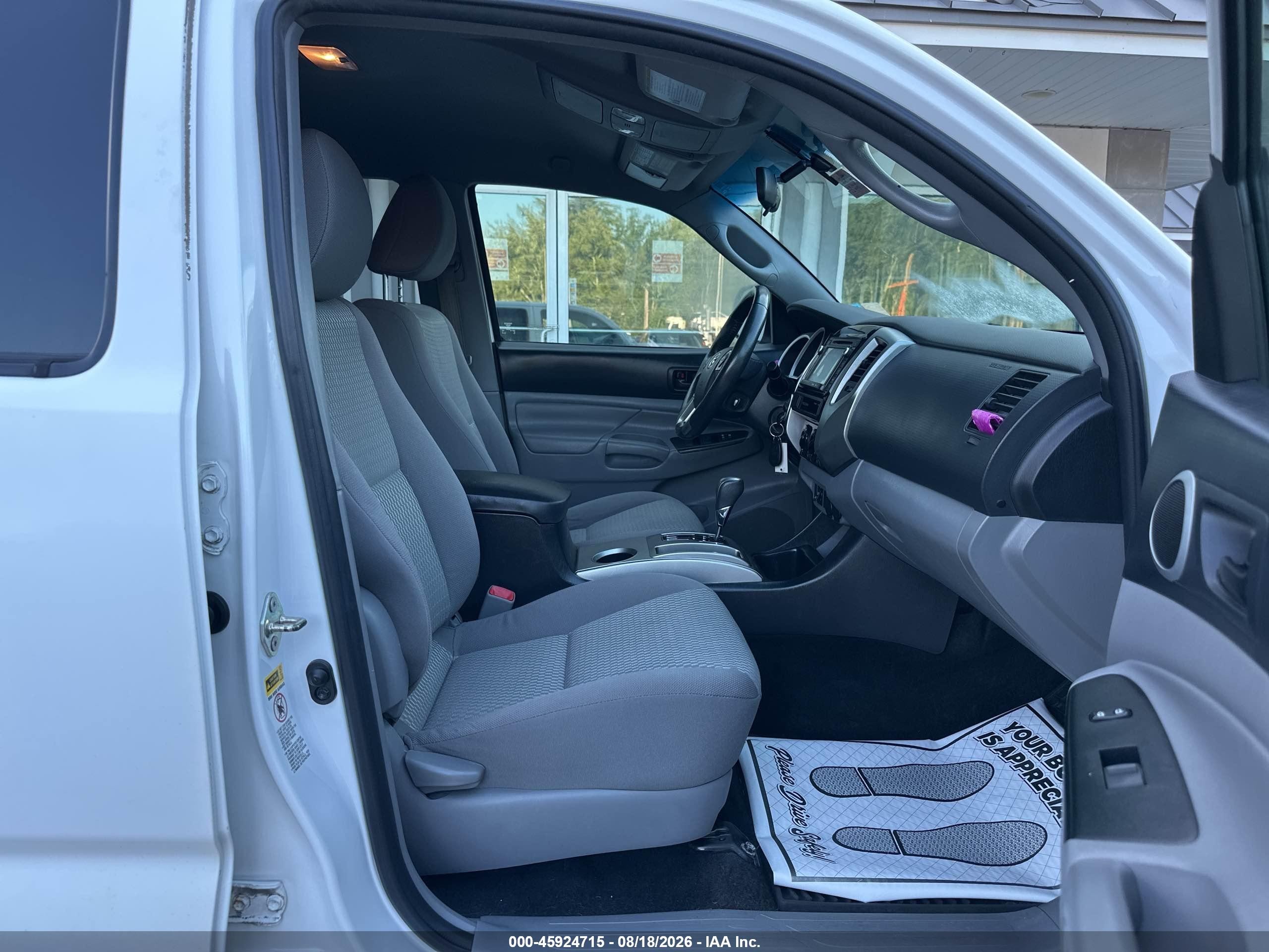 2015 Toyota Tacoma Base V6 Белый vin: 3TMMU4FN3FM079413