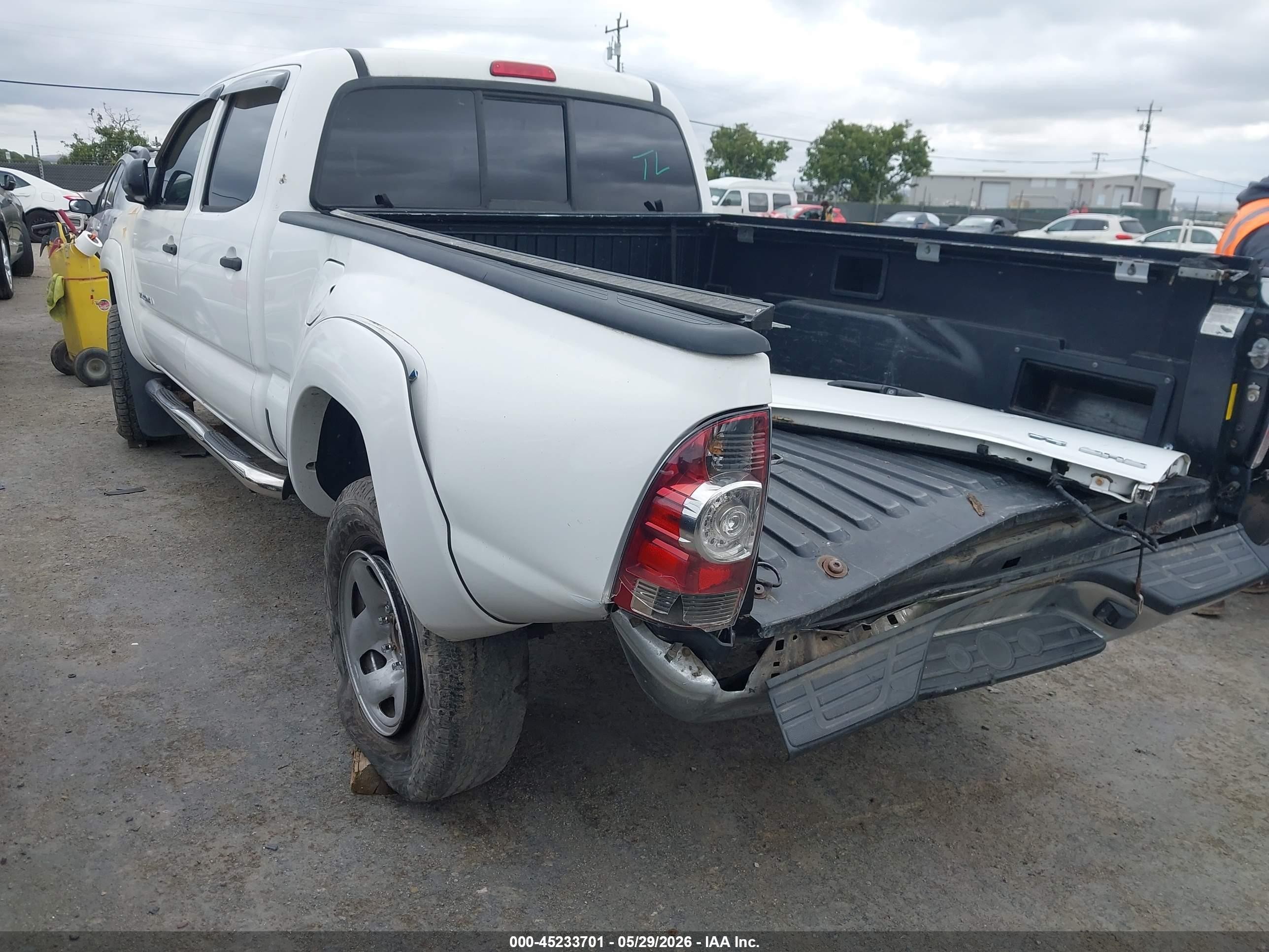2011 Toyota Tacoma Base V6 White vin: 3TMMU4FN4BM030604