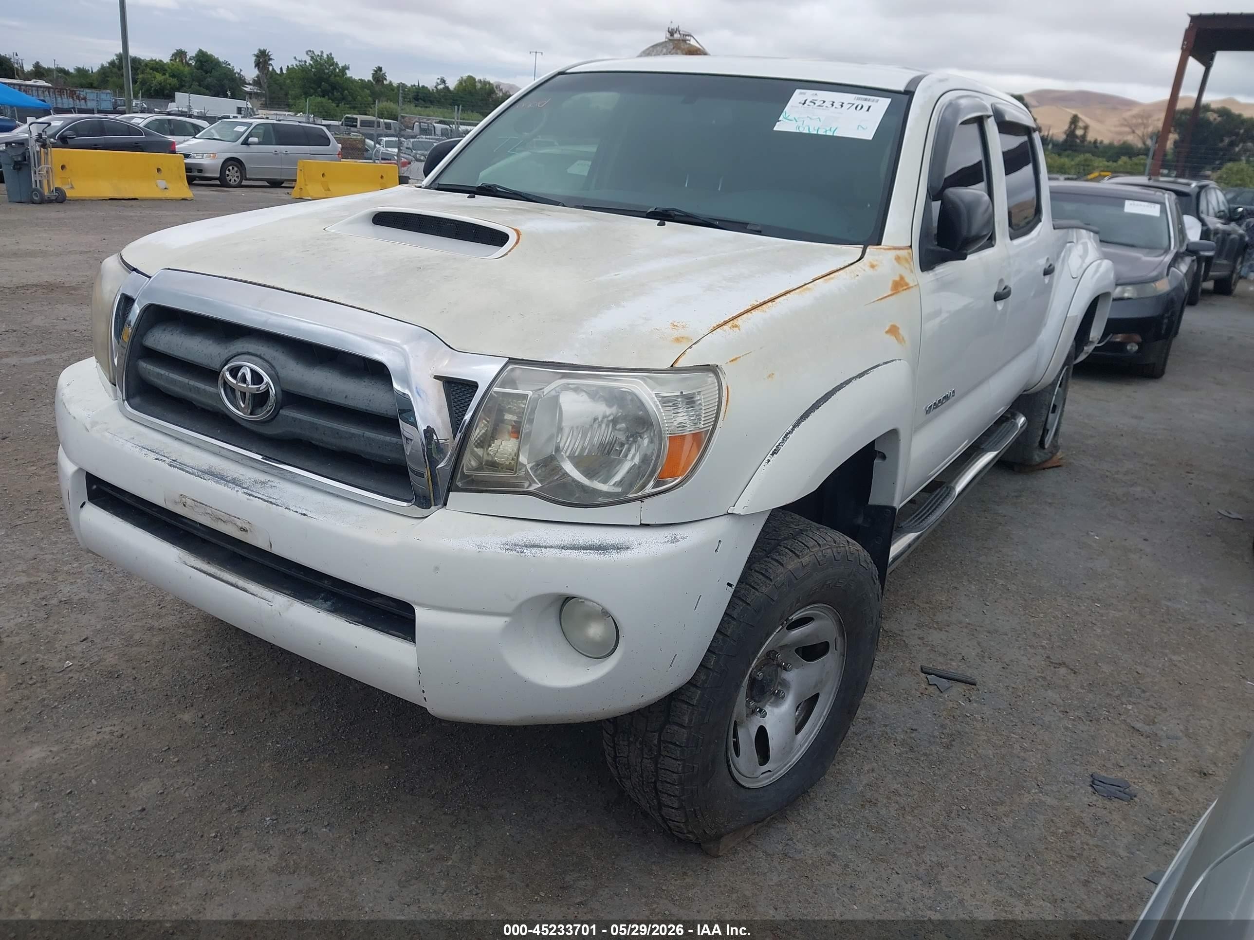 2011 Toyota Tacoma Base V6 White vin: 3TMMU4FN4BM030604