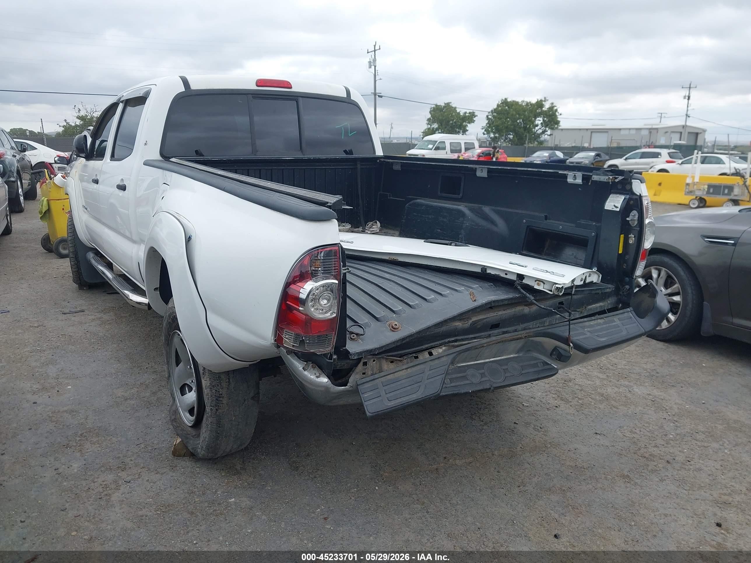 2011 Toyota Tacoma Base V6 White vin: 3TMMU4FN4BM030604