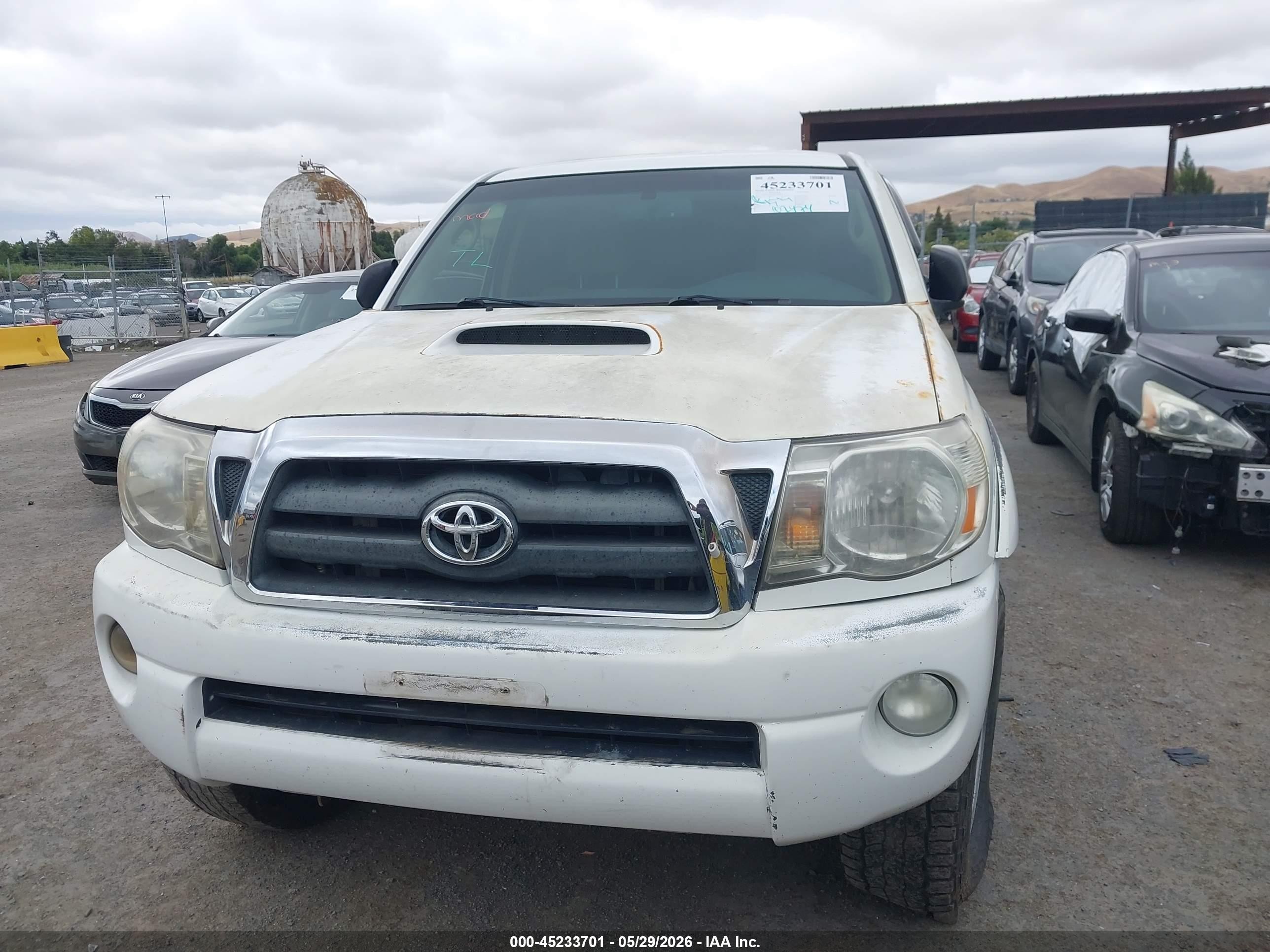 2011 Toyota Tacoma Base V6 White vin: 3TMMU4FN4BM030604