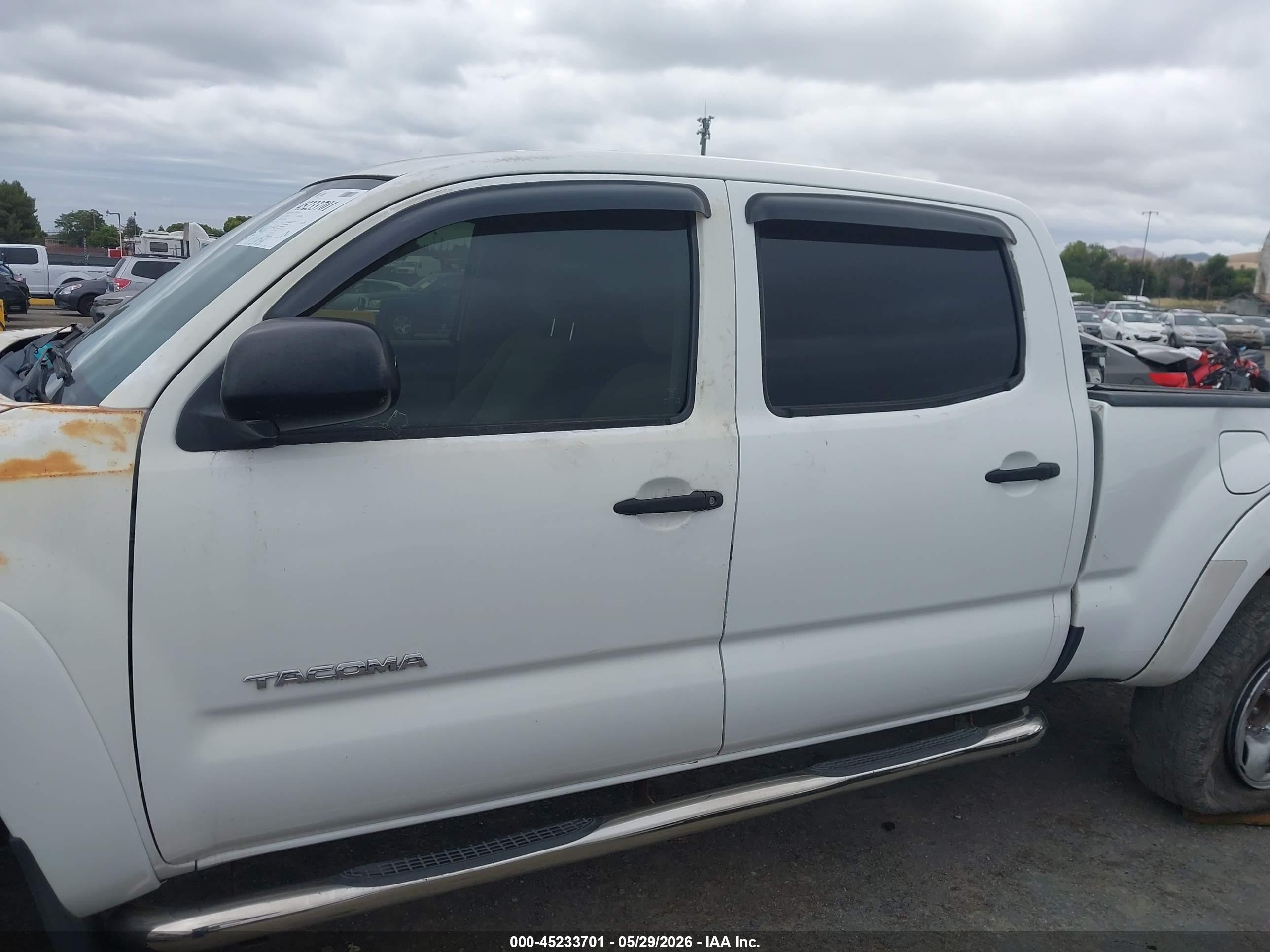 2011 Toyota Tacoma Base V6 White vin: 3TMMU4FN4BM030604