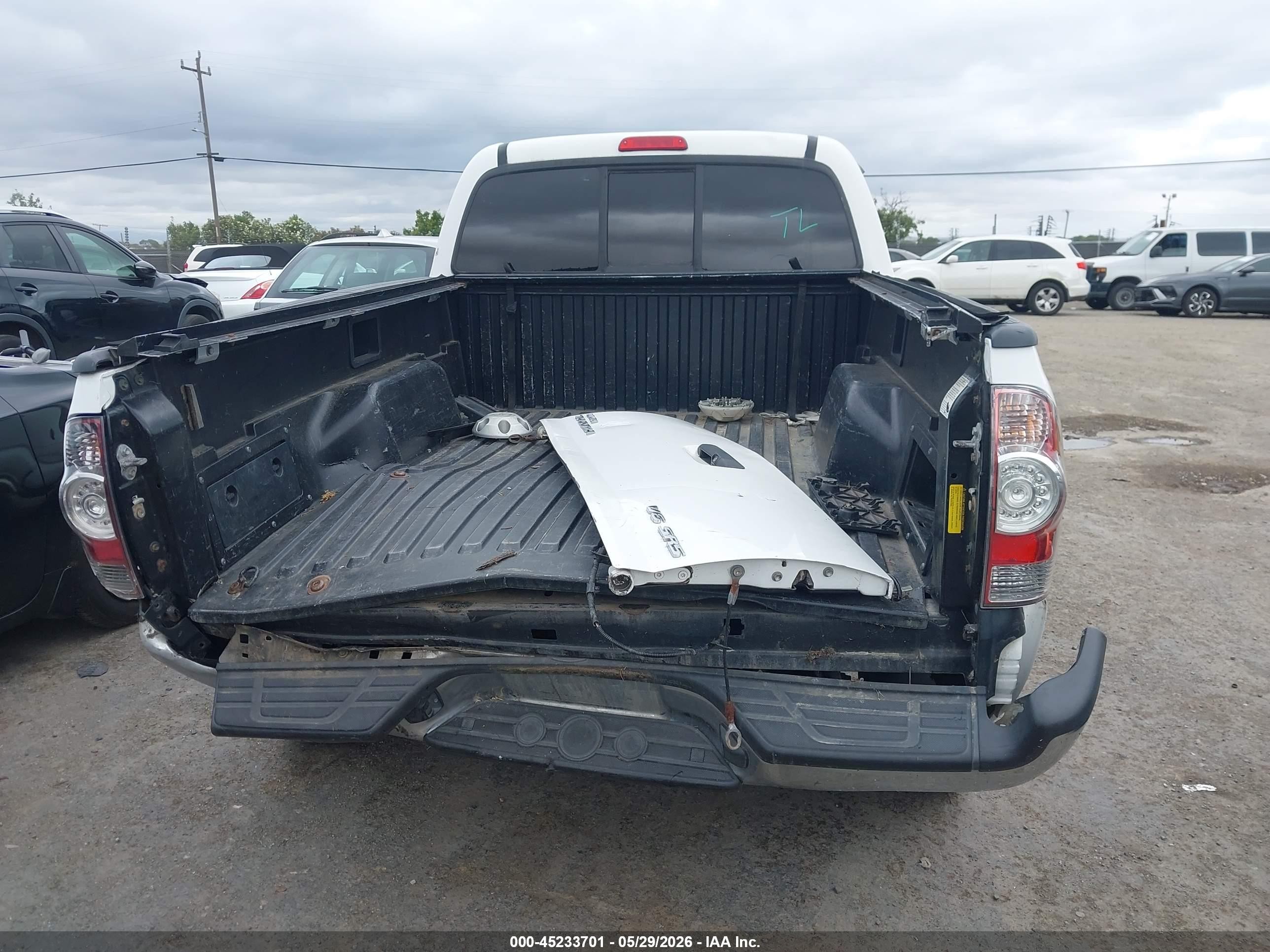 2011 Toyota Tacoma Base V6 White vin: 3TMMU4FN4BM030604