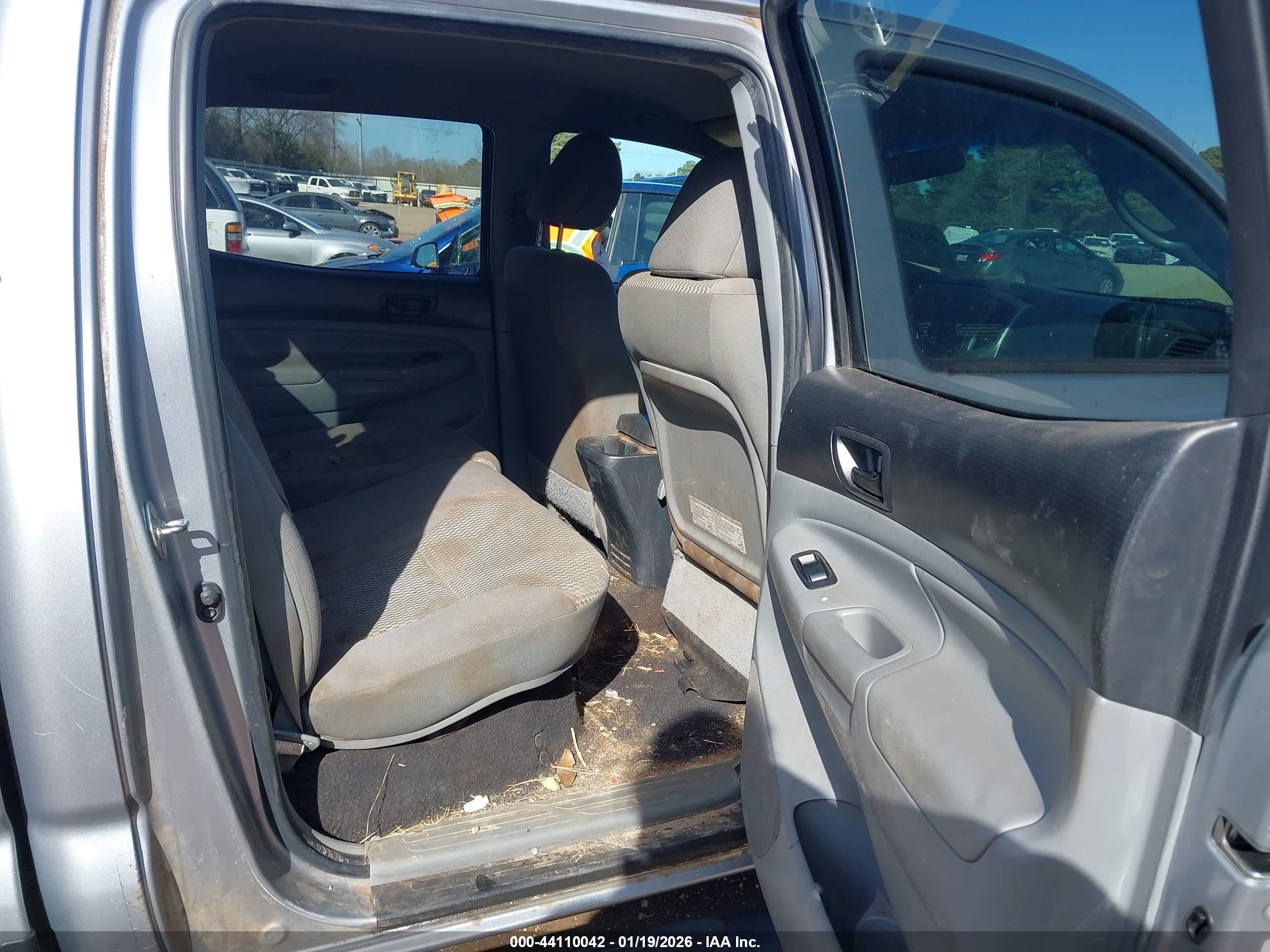 2014 Toyota Tacoma Base V6 Silver vin: 3TMMU4FN4EM067737