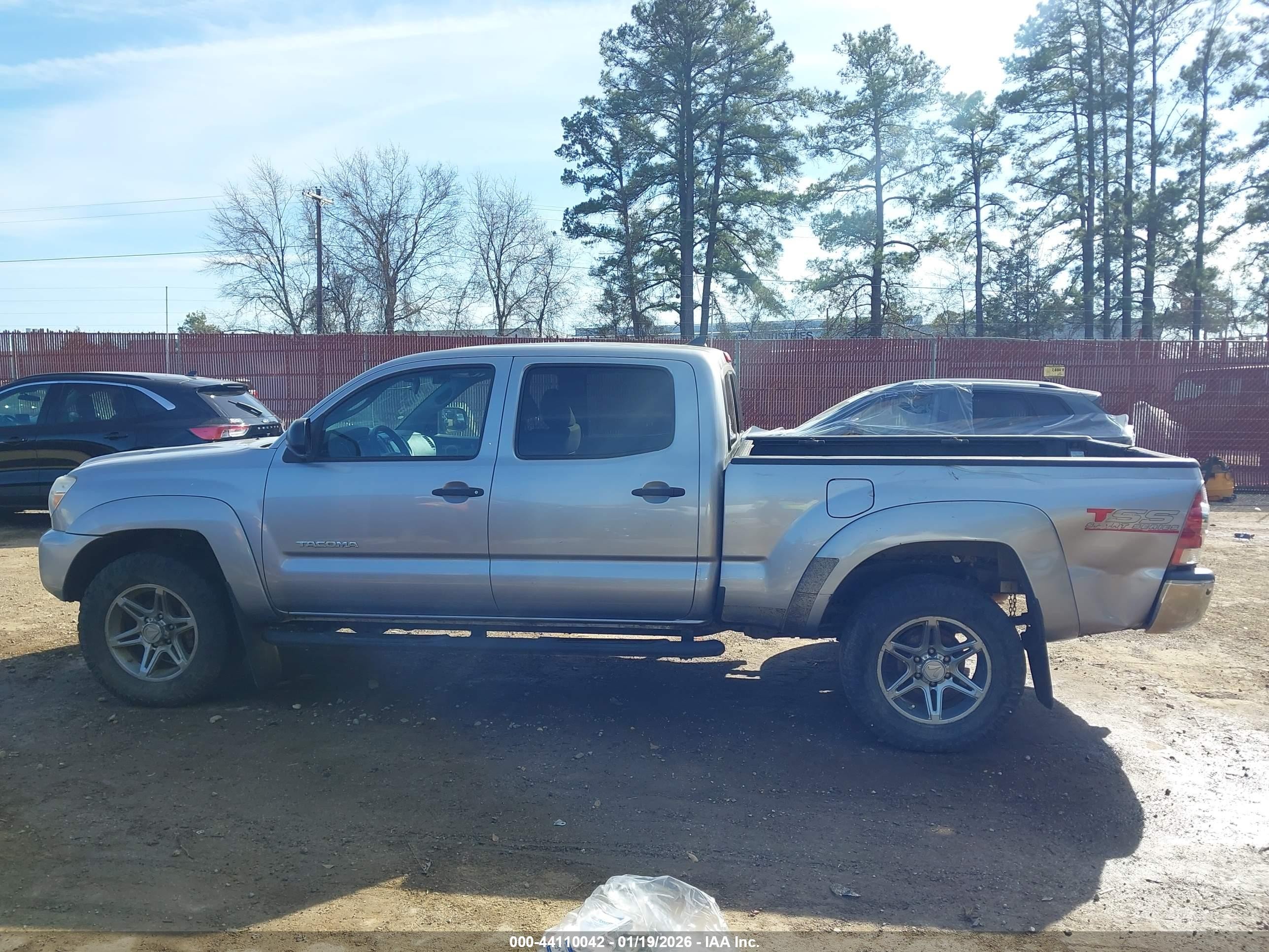 2014 Toyota Tacoma Base V6 Silver vin: 3TMMU4FN4EM067737