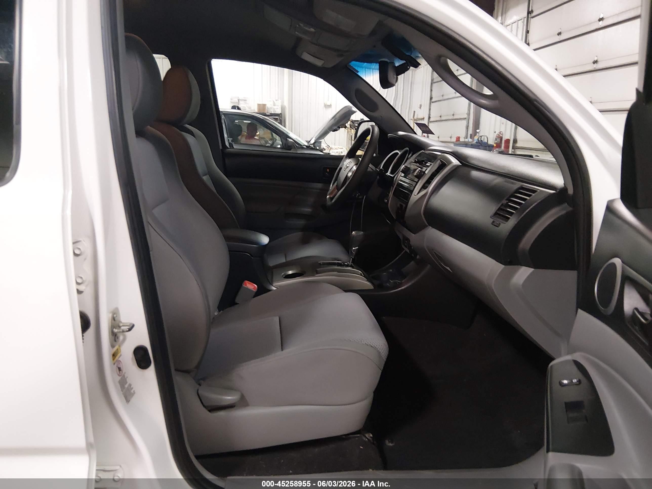 2012 Toyota Tacoma Base V6 White vin: 3TMMU4FN5CM044142