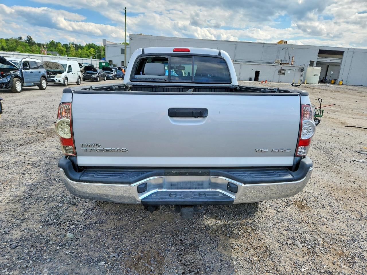 2011 Toyota Tacoma Silver vin: 3TMMU4FN6BM025761