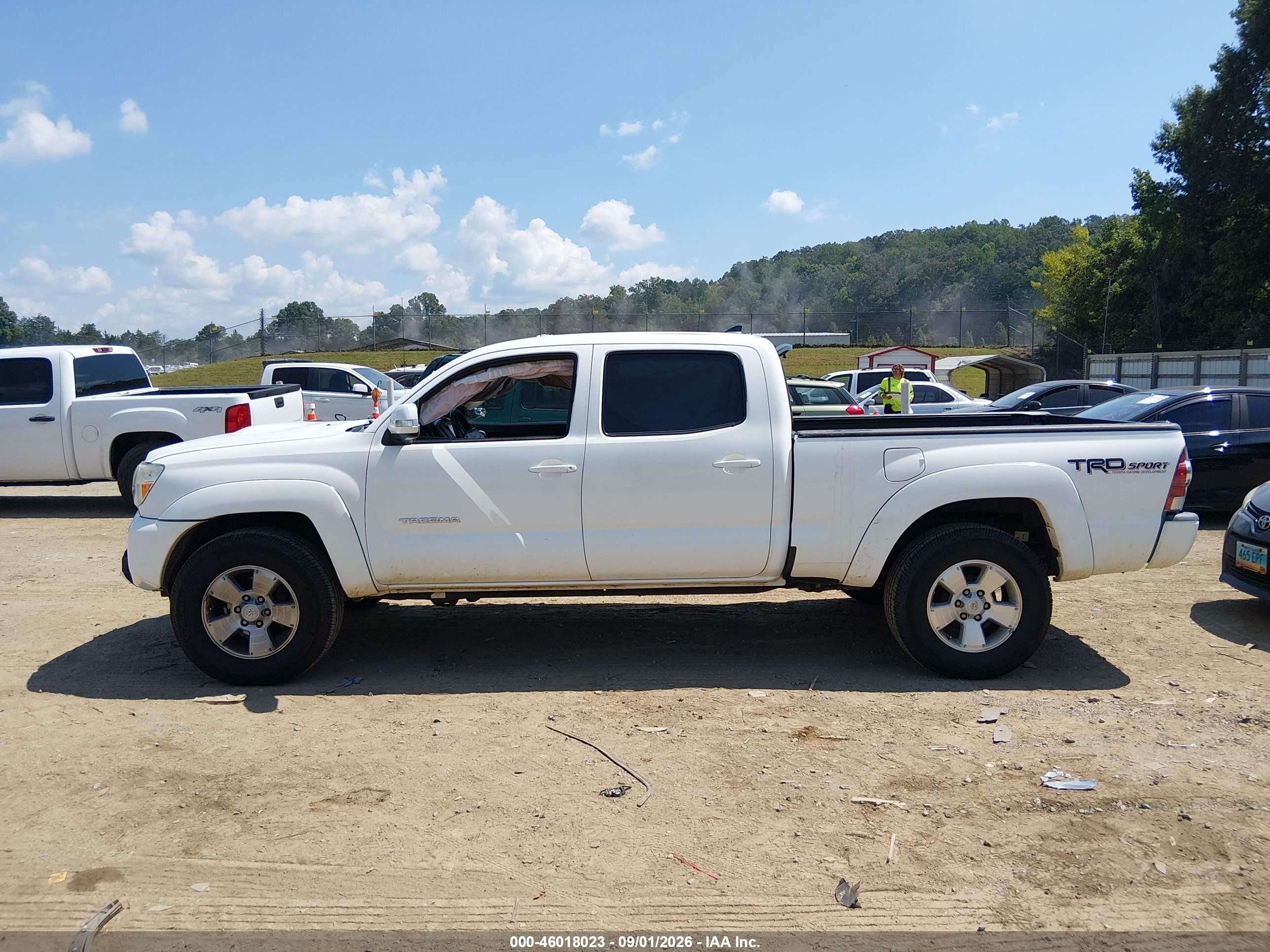 2015 Toyota Tacoma Base V6 White vin: 3TMMU4FN6FM076649