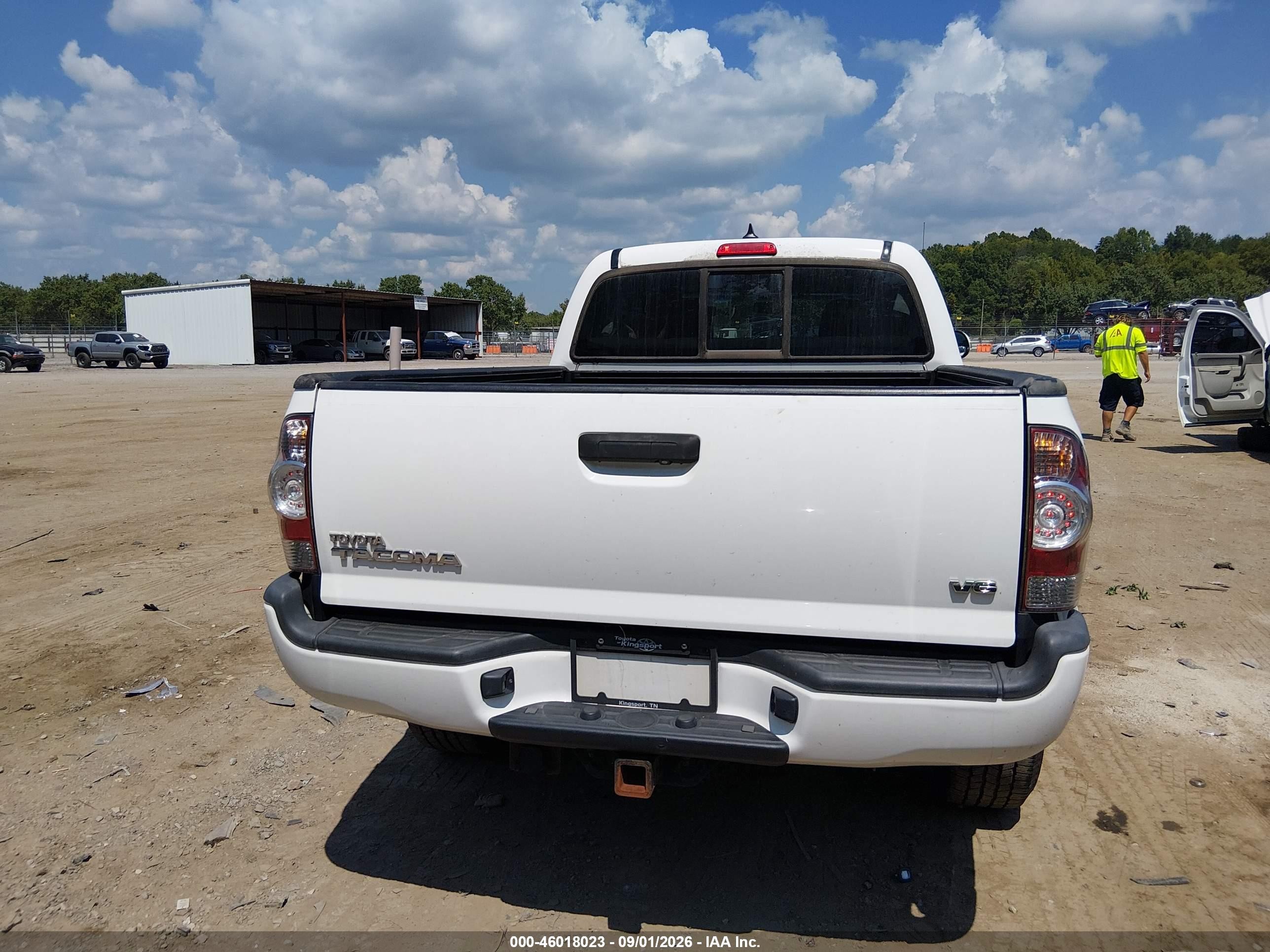 2015 Toyota Tacoma Base V6 White vin: 3TMMU4FN6FM076649