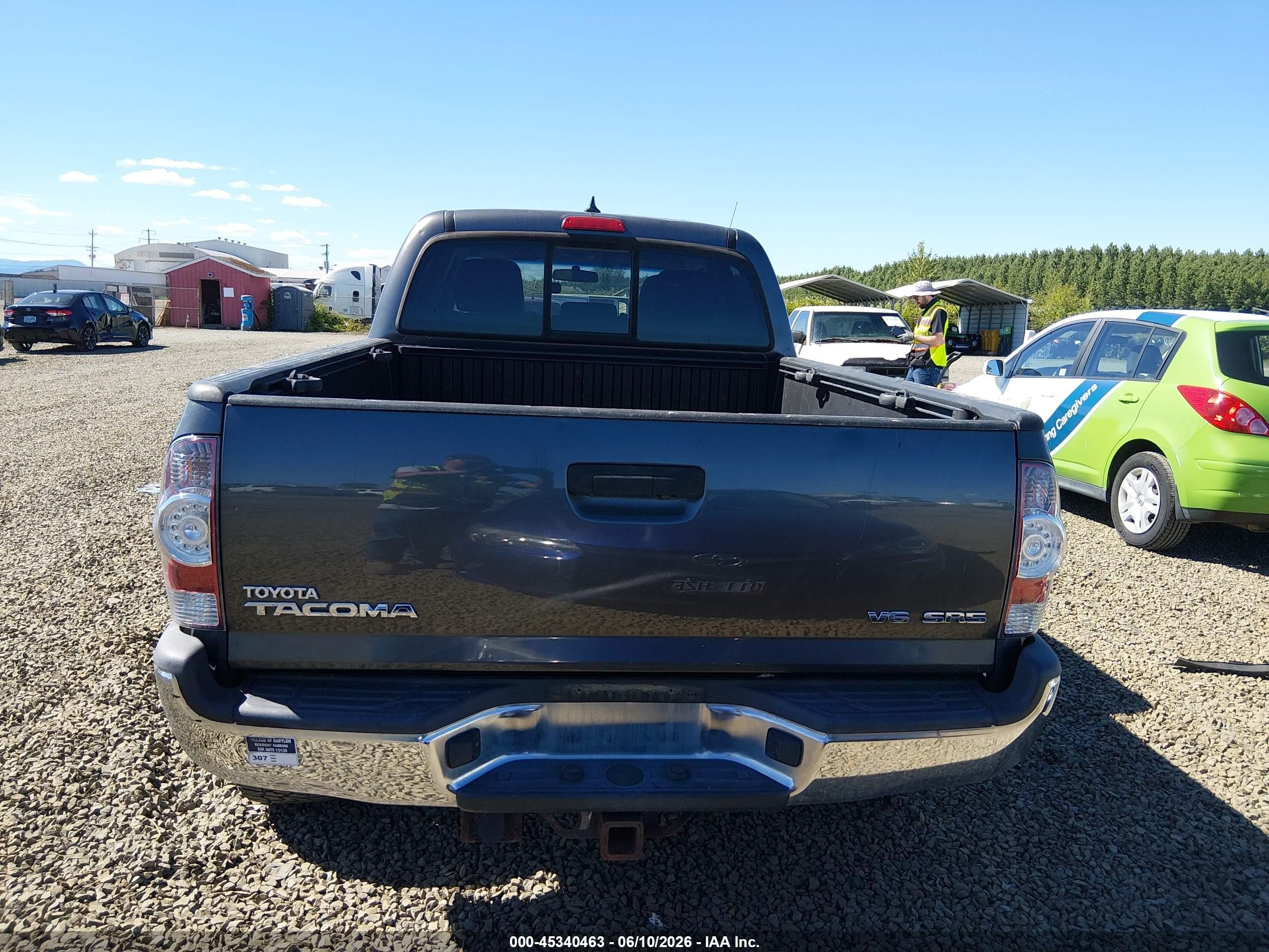 2015 Toyota Tacoma Base V6 Серый vin: 3TMMU4FN8FM080685