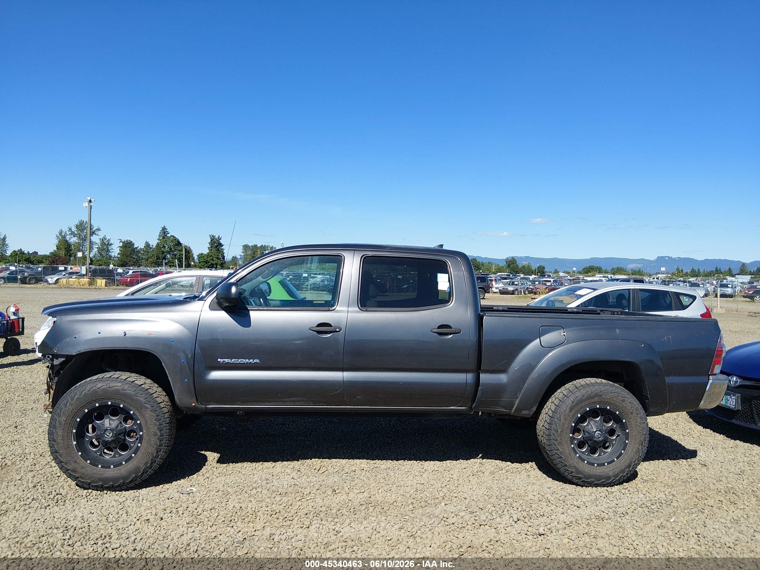 2015 Toyota Tacoma Base V6 Серый vin: 3TMMU4FN8FM080685