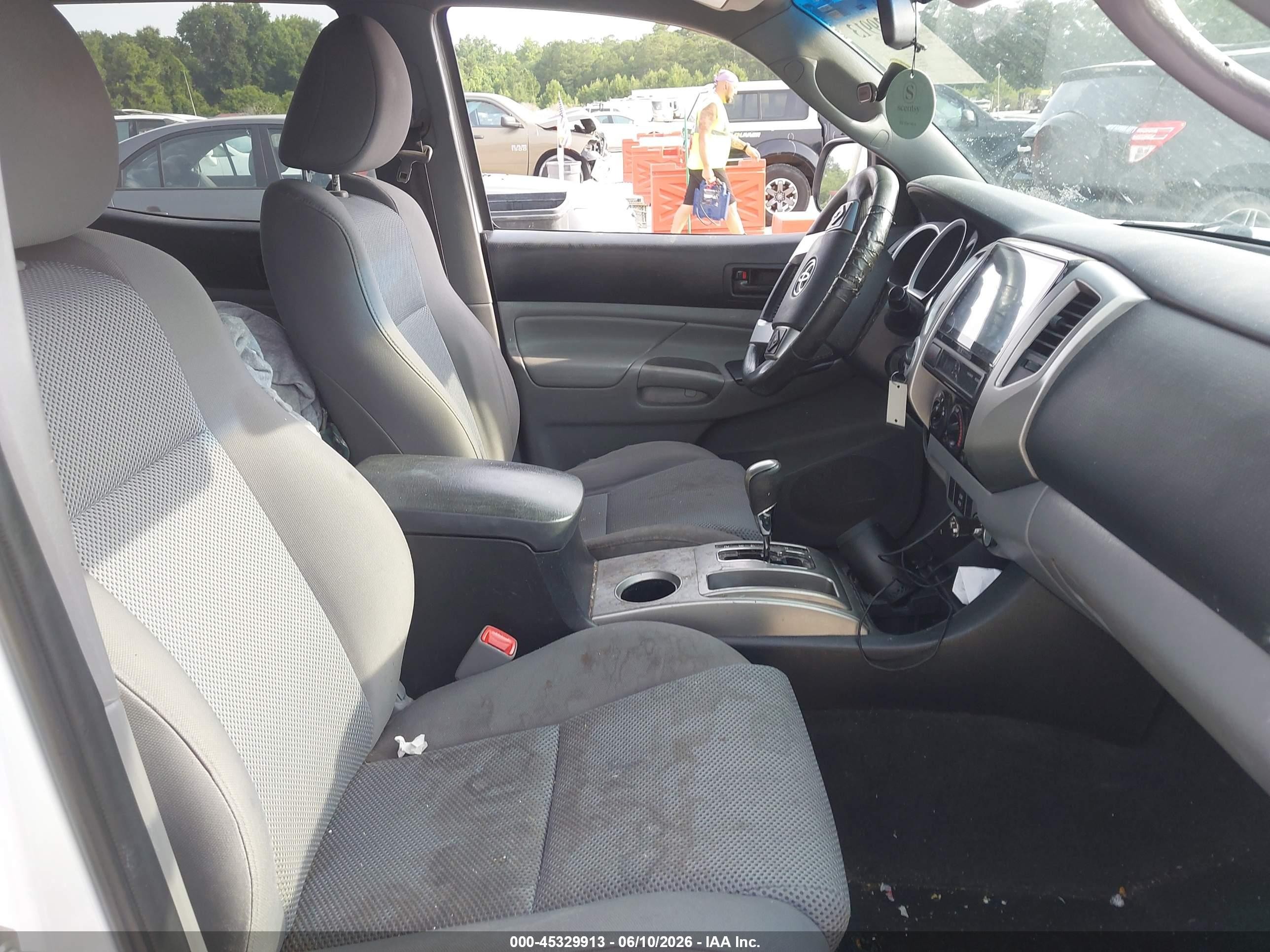2014 Toyota Tacoma Base V6 White vin: 3TMMU4FNXEM070139