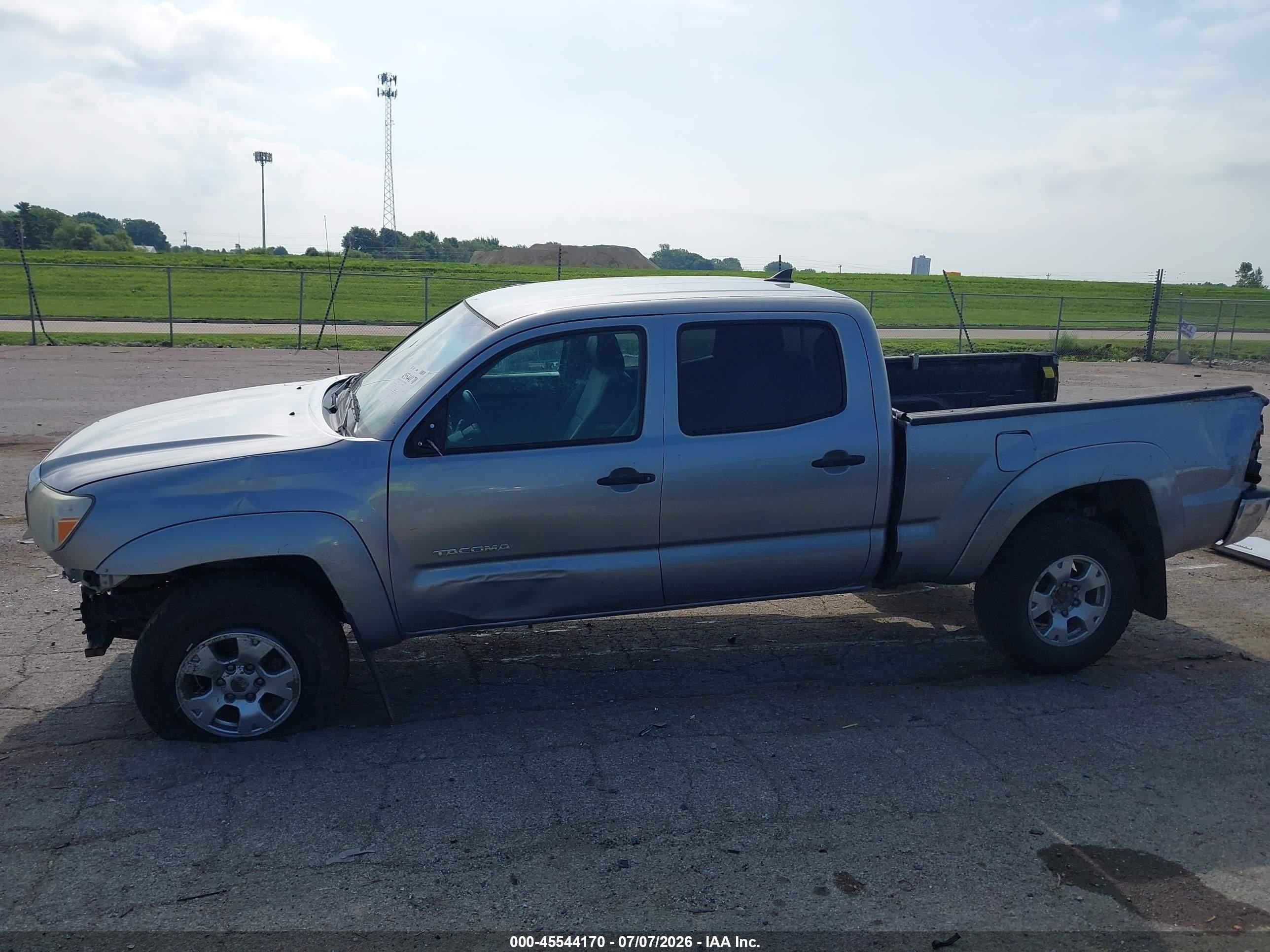 2015 Toyota Tacoma Base V6 Silver vin: 3TMMU4FNXFM078162