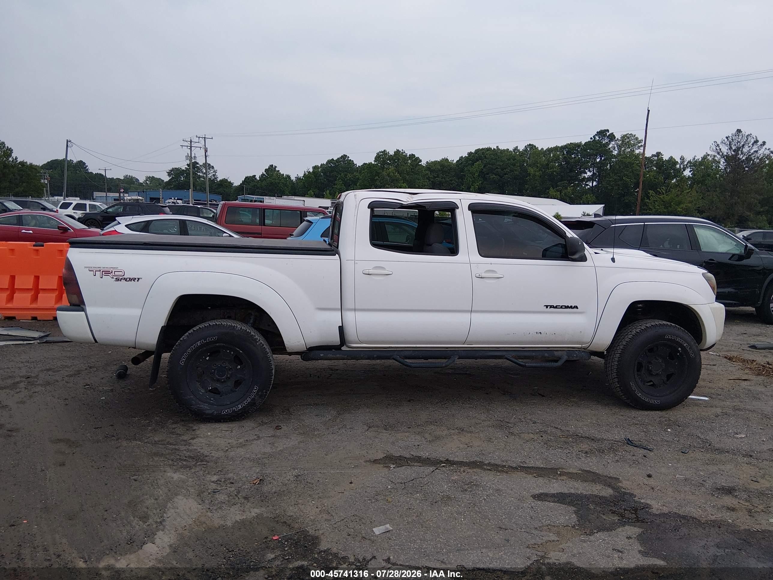 2007 Toyota Tacoma Base V6 White vin: 3TMMU52N17M004335
