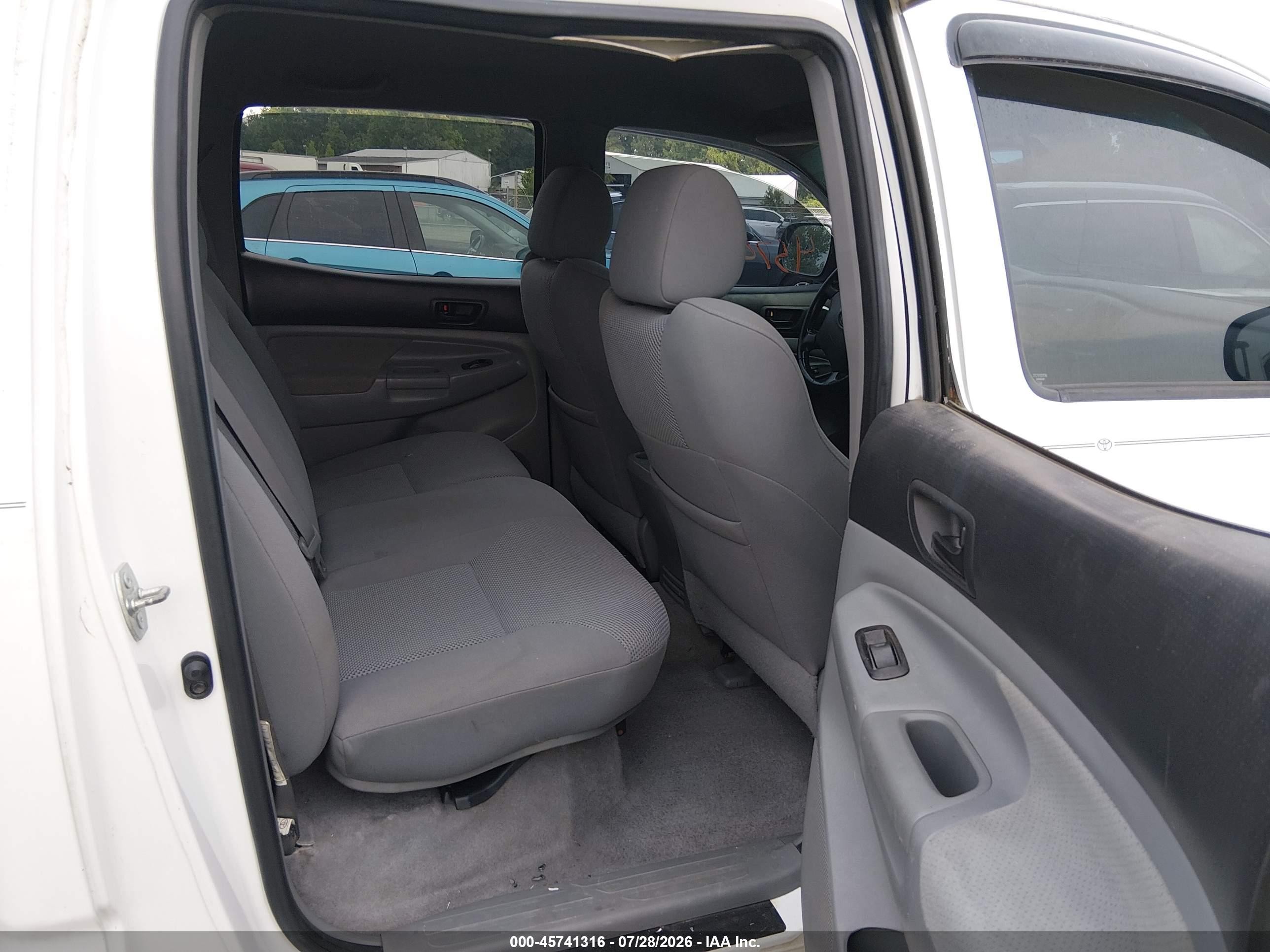 2007 Toyota Tacoma Base V6 White vin: 3TMMU52N17M004335