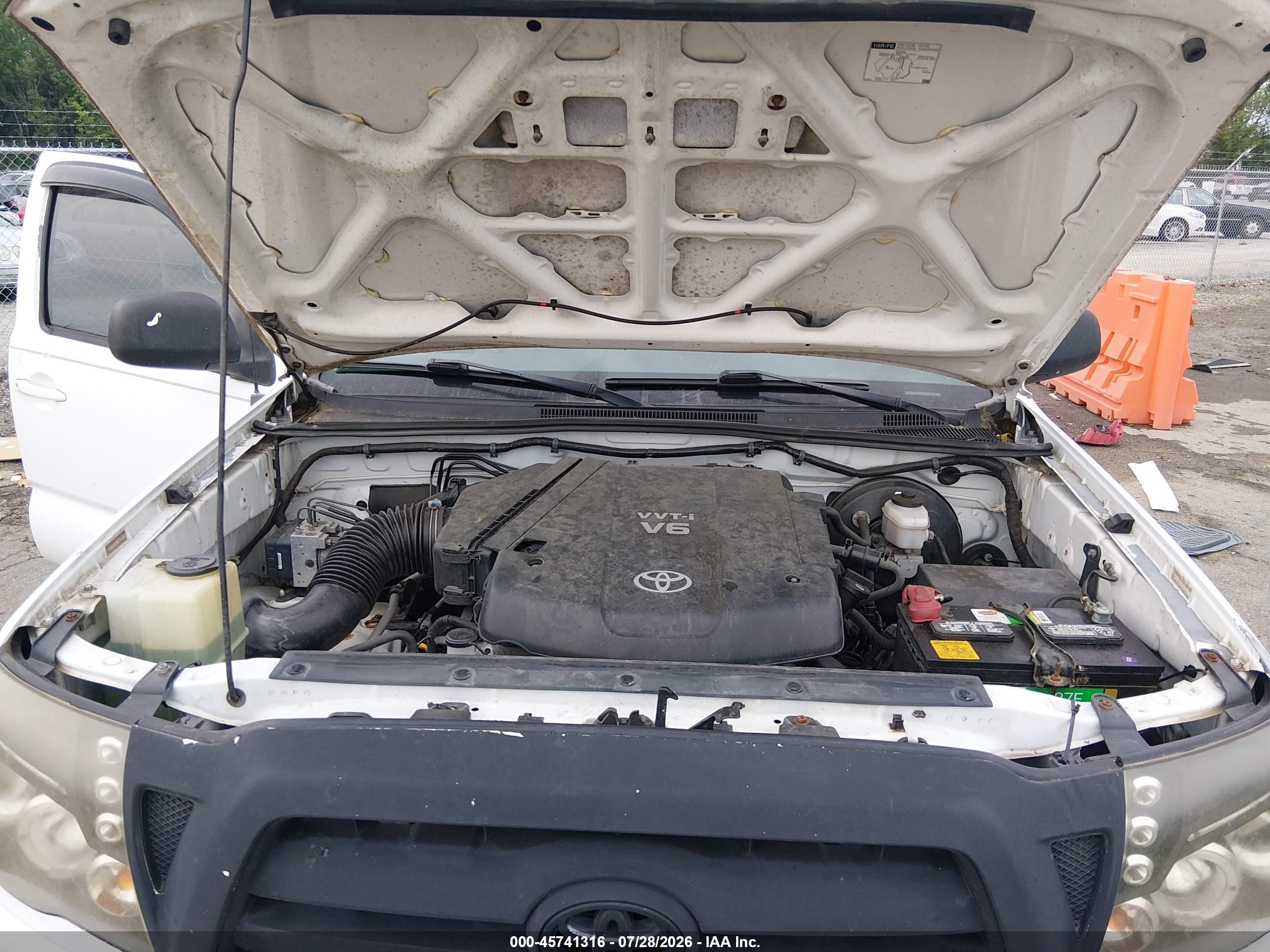 2007 Toyota Tacoma Base V6 White vin: 3TMMU52N17M004335