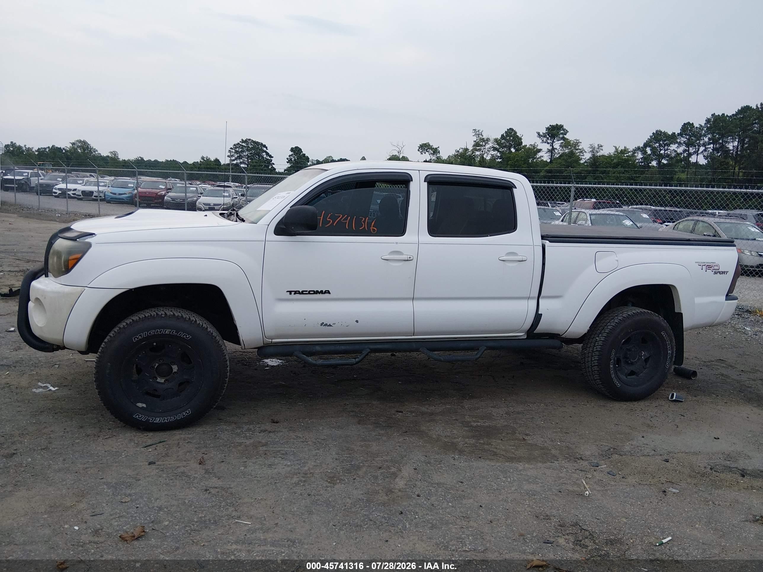 2007 Toyota Tacoma Base V6 White vin: 3TMMU52N17M004335