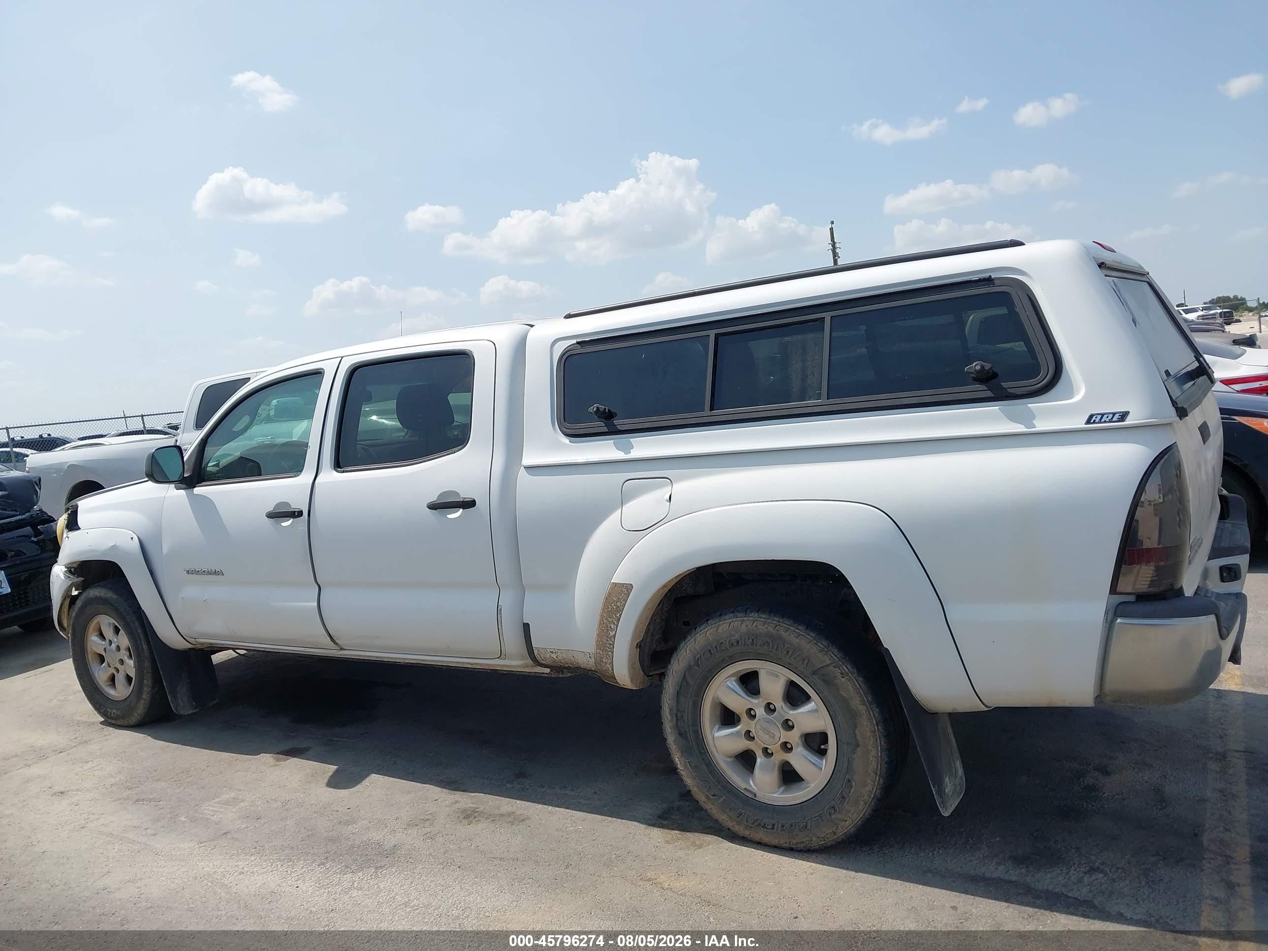 2008 Toyota Tacoma Base V6 White vin: 3TMMU52N98M006903