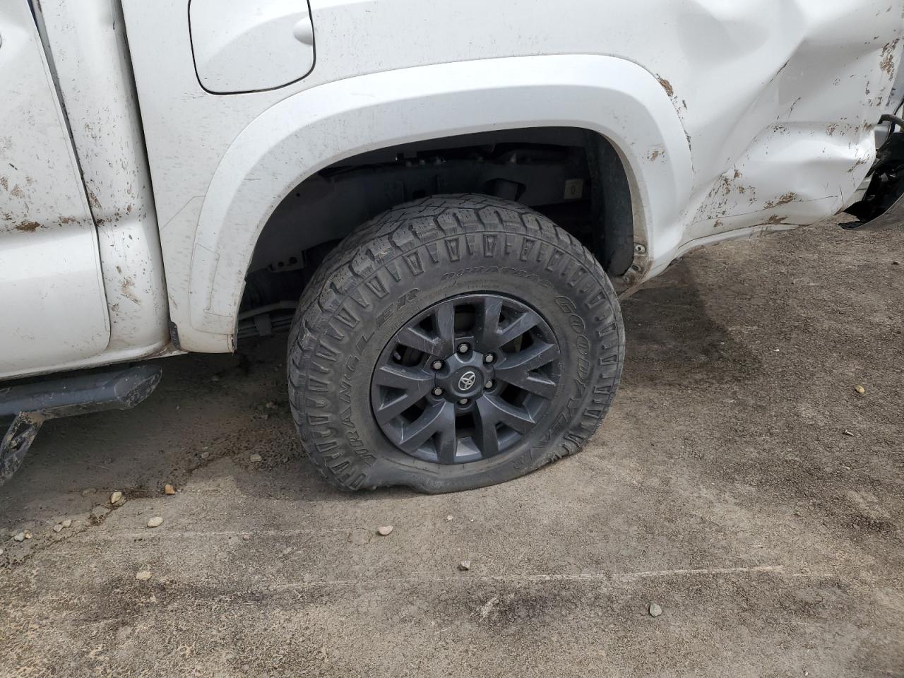 2023 Toyota Tacoma Sr5 V6 Белый vin: 3TYAZ5CN4PT039863 Damage: Left Rear Tire, Cut, Replacement Required