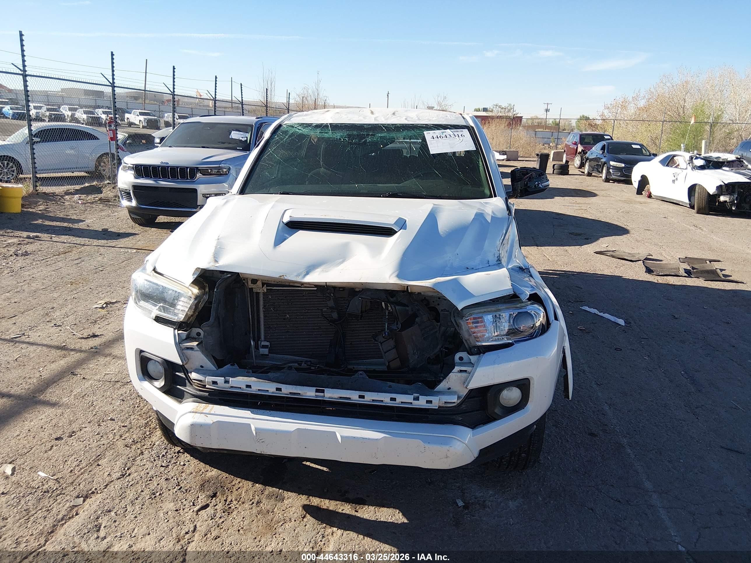 2021 Toyota Tacoma Trd Sport White vin: 3TYCZ5AN4MT033617