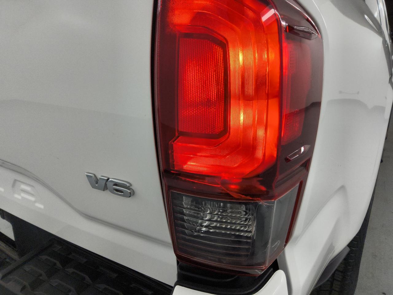 2023 Toyota Tacoma Sr V6 Белый vin: 3TYRZ5CN8PT024723 Damage: Right Tail Light, Broken, Replacement Required