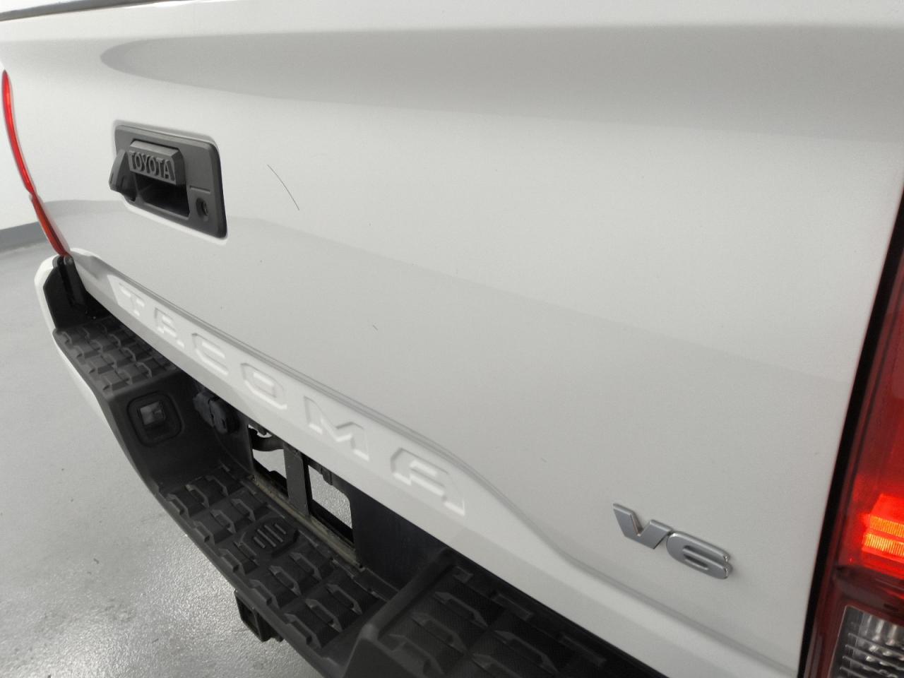 2023 Toyota Tacoma Sr V6 Белый vin: 3TYRZ5CN8PT024723 Damage: Tailgate, Heavy Scratch, 3 To 4 Inches