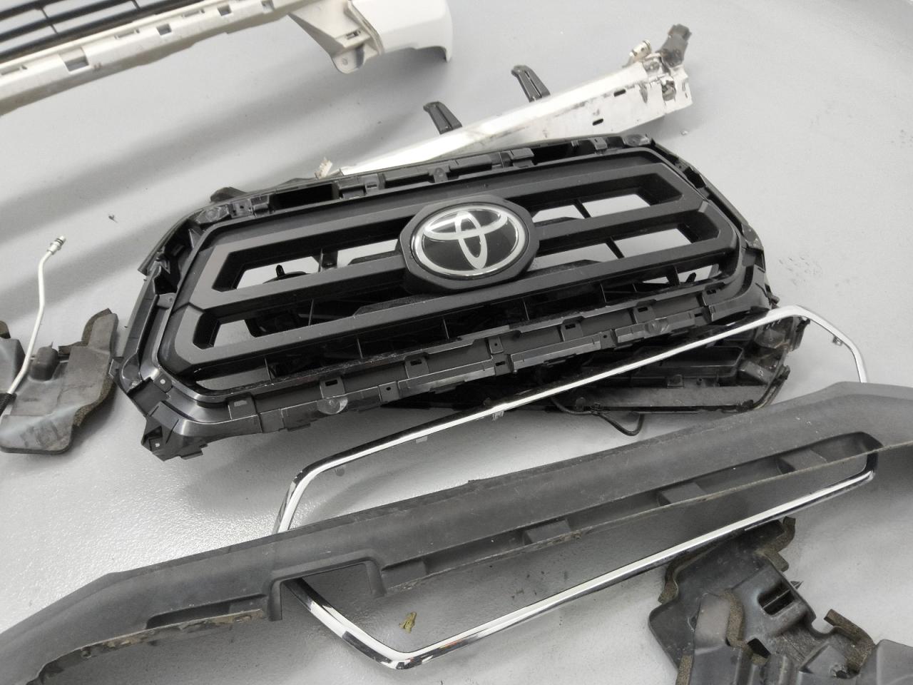2023 Toyota Tacoma Sr V6 Белый vin: 3TYRZ5CN8PT024723 Damage: Grille, Broken, Replacement Required