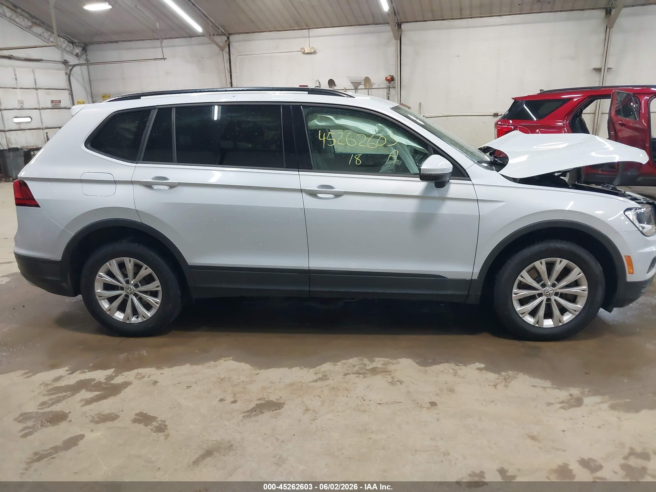 2018 Volkswagen Tiguan 2.0t S Серебряный vin: 3VV0B7AX2JM066564