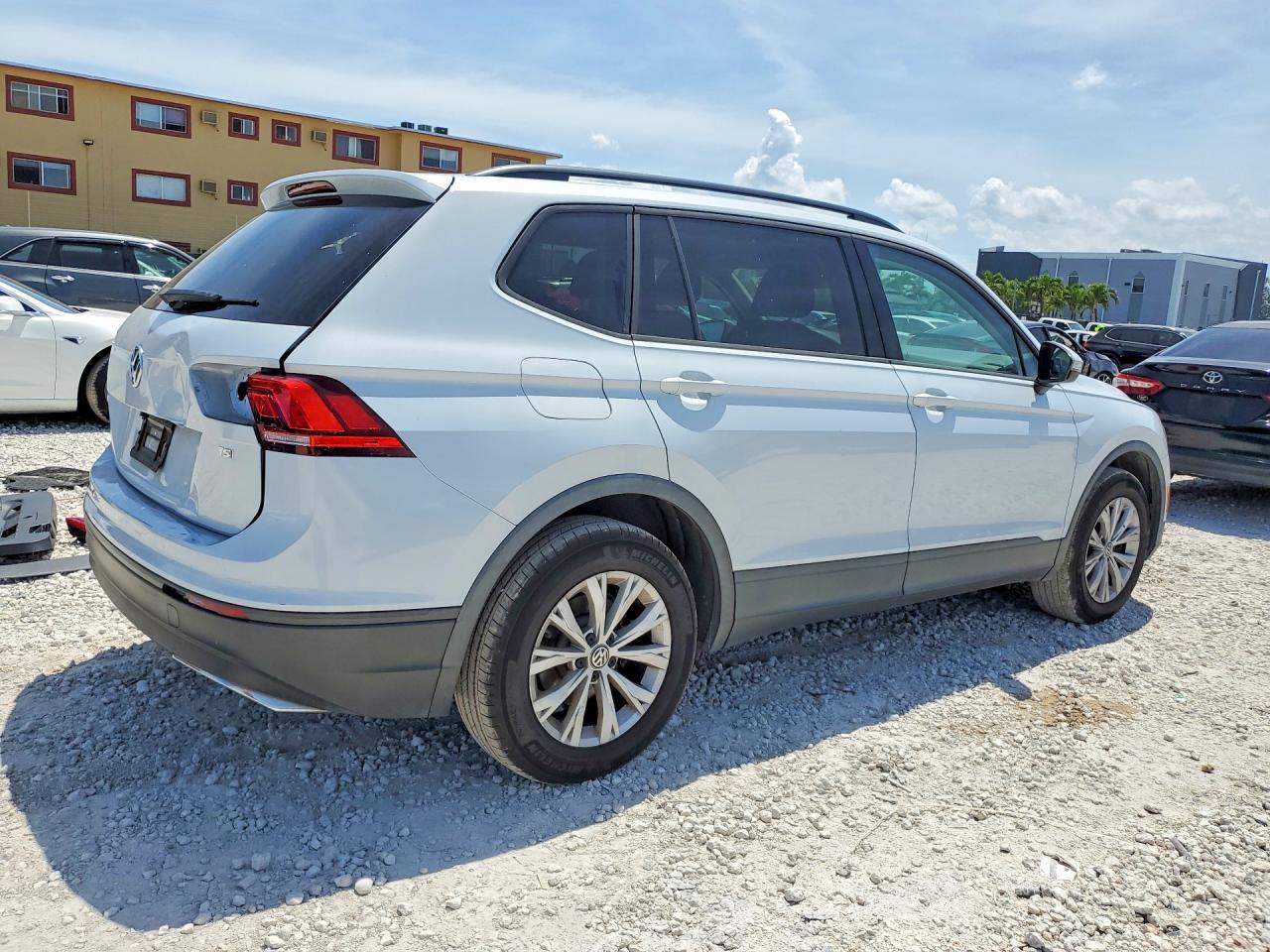 2018 Volkswagen Tiguan S Gray vin: 3VV1B7AX8JM078450