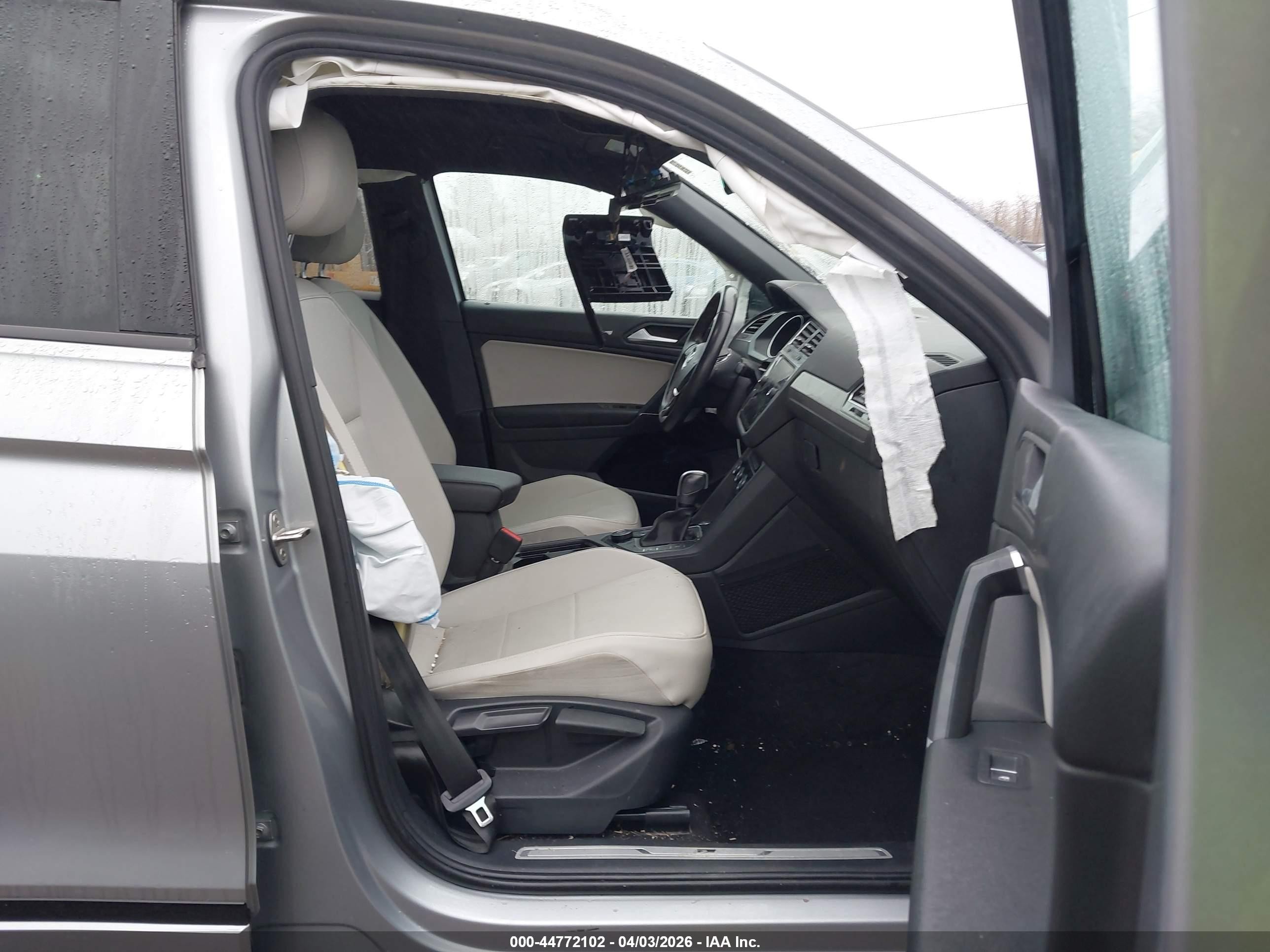 2020 Volkswagen Tiguan 2.0t Se/2.0t Se R-line Black/2.0t Sel Серебряный vin: 3VV2B7AX1LM164447