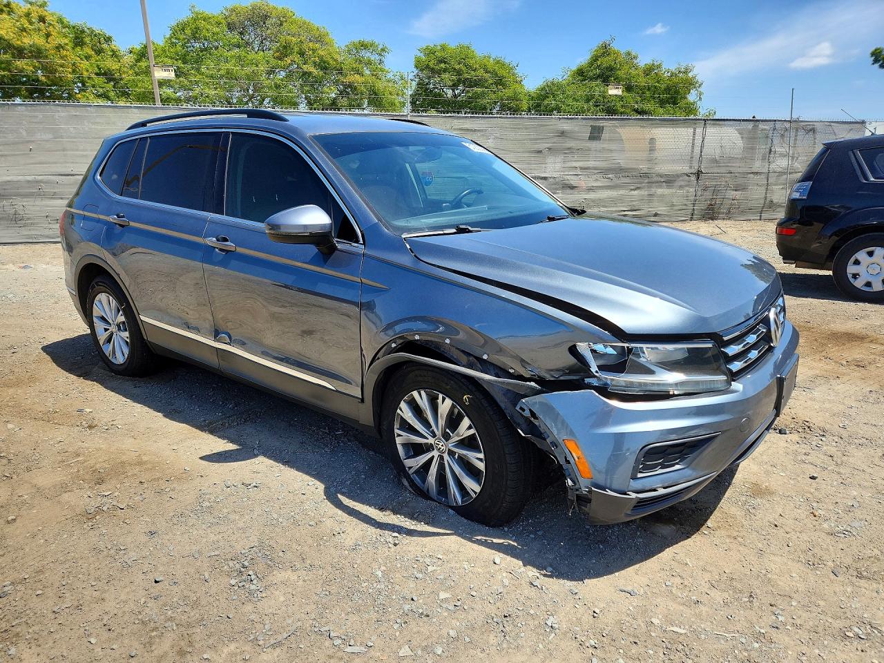 2018 Volkswagen Tiguan Se Gray vin: 3VV2B7AX2JM055041